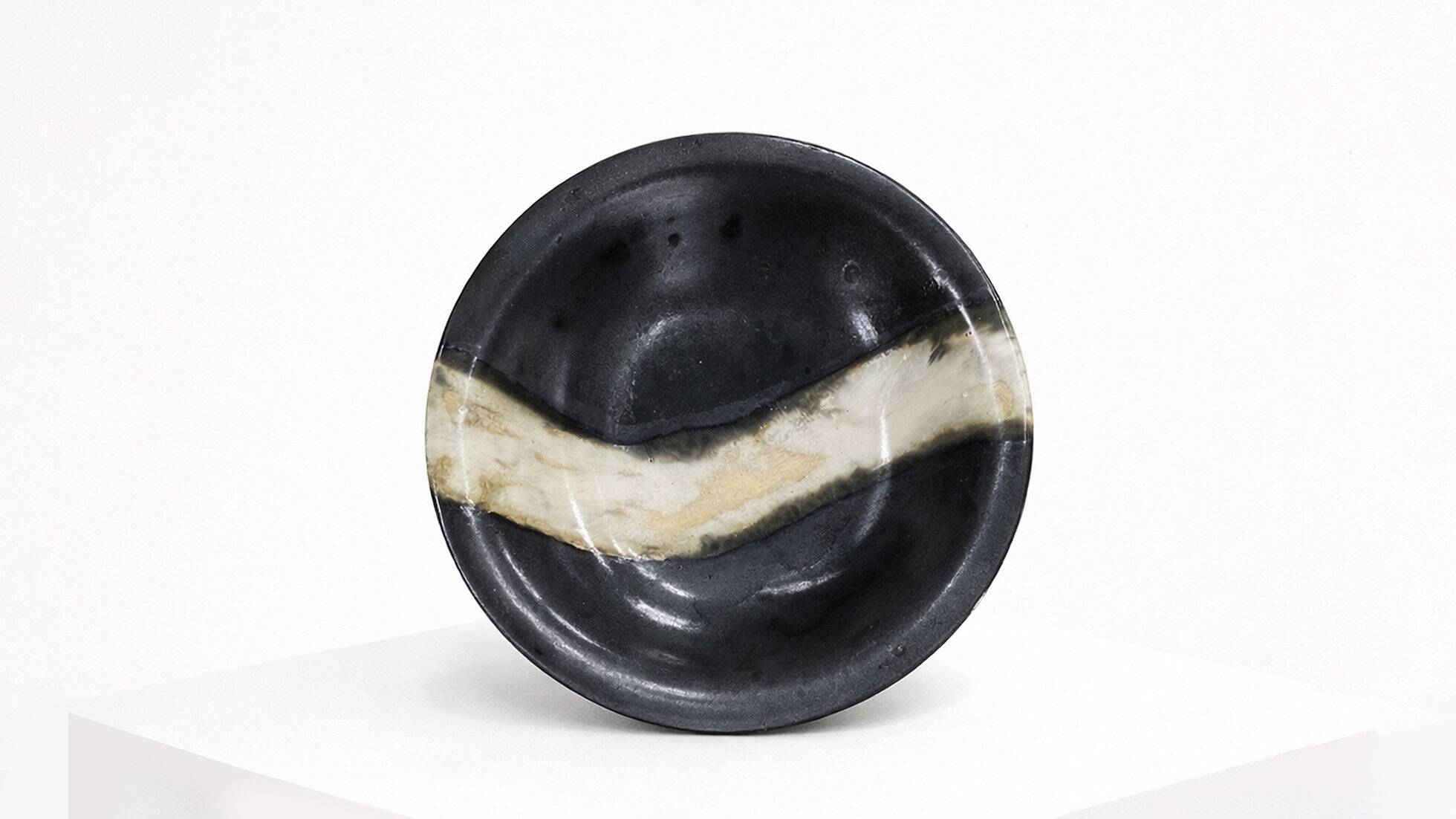Ceramic plate – black with natural shading