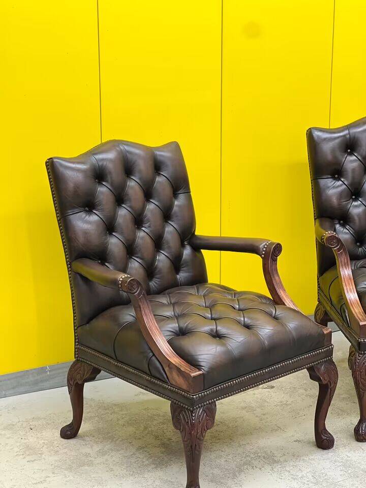 Fauteuil Chesterfield en cuir marron (le prix est pour un)
