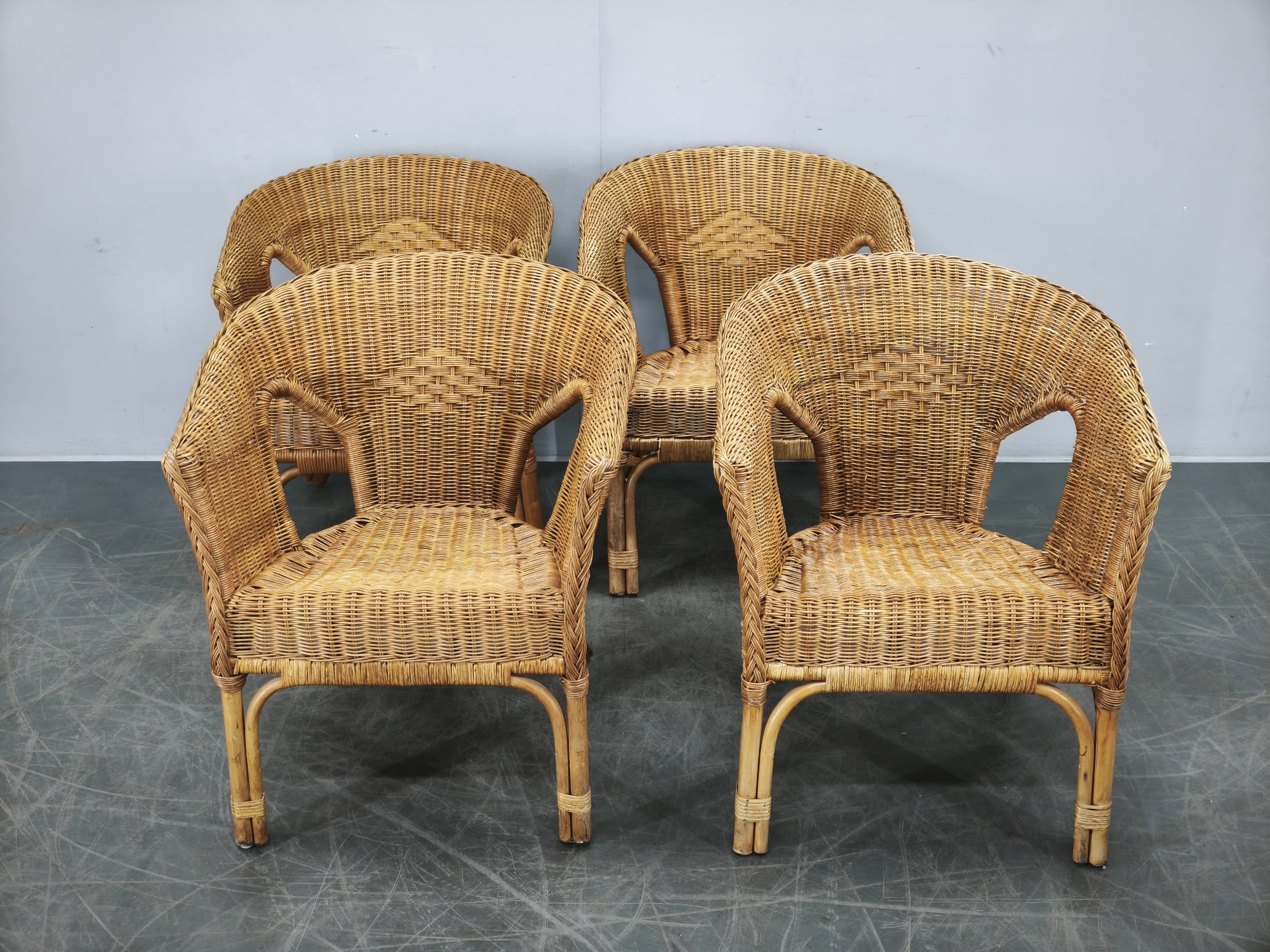 Ensemble de salon en rotin et osier italien des années 1950, quatre fauteuils et une table.