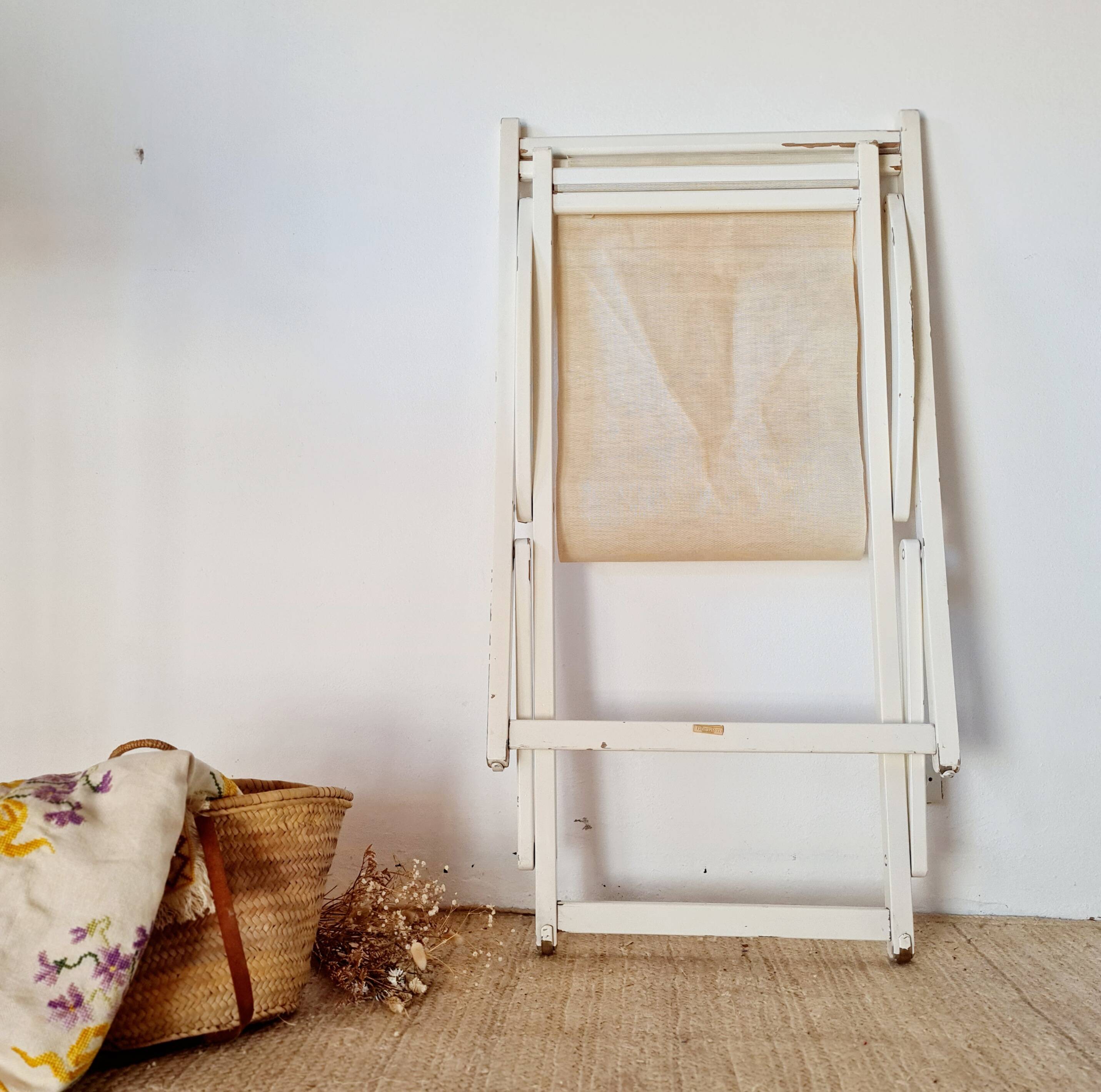 Old white wood deck chair Triconfort