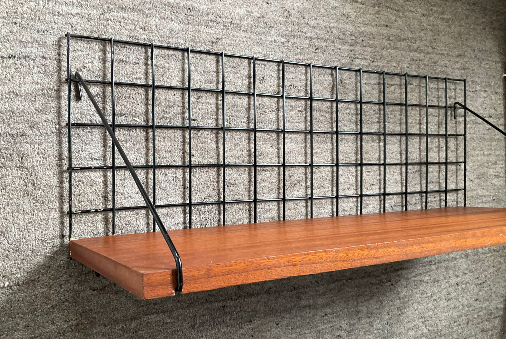 Wall shelf by Pierre Guariche for Meurop from the 60s-70s.