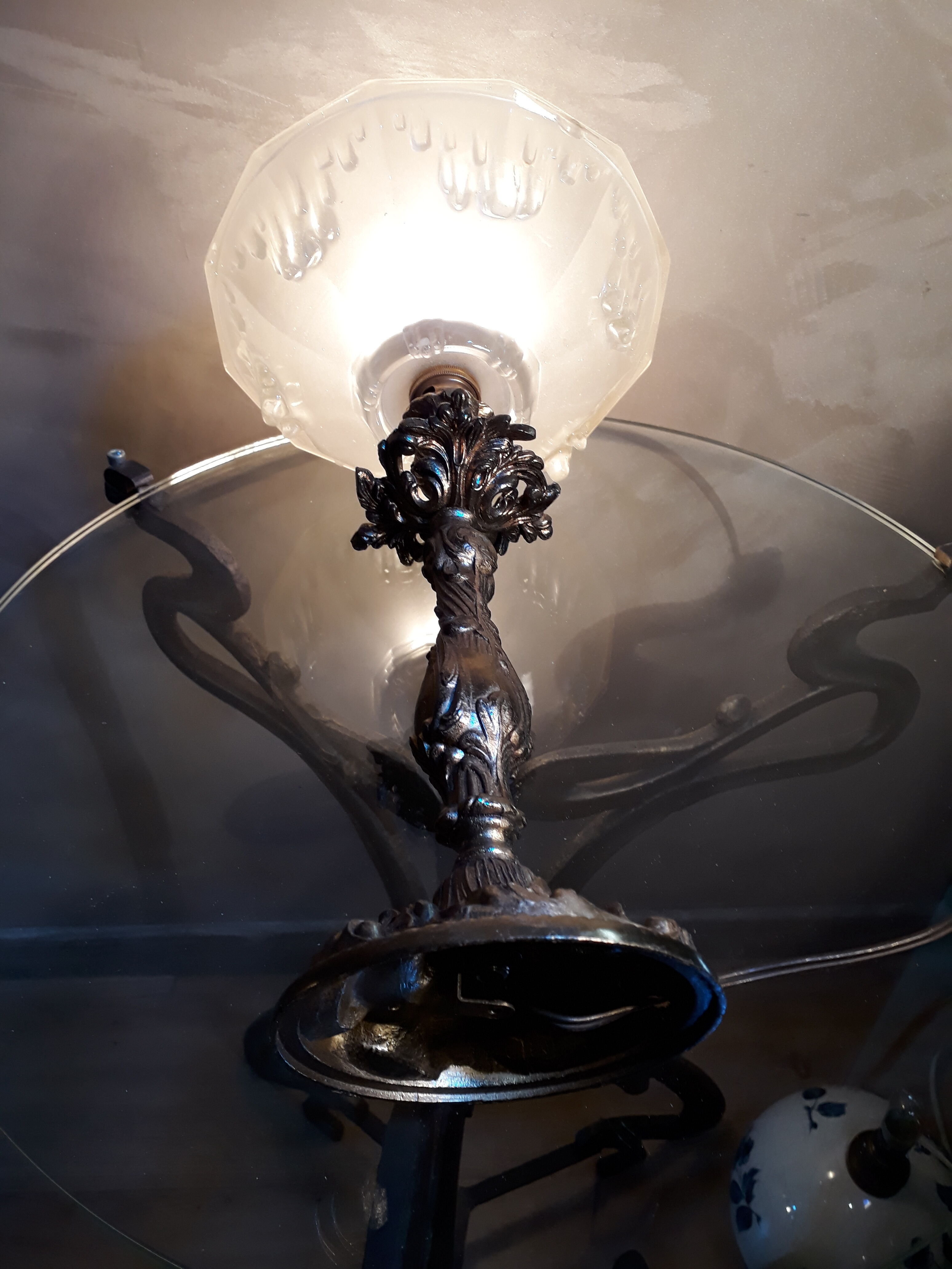 Lampe style bronze patiné et son verre opaque façon givré 22x35
