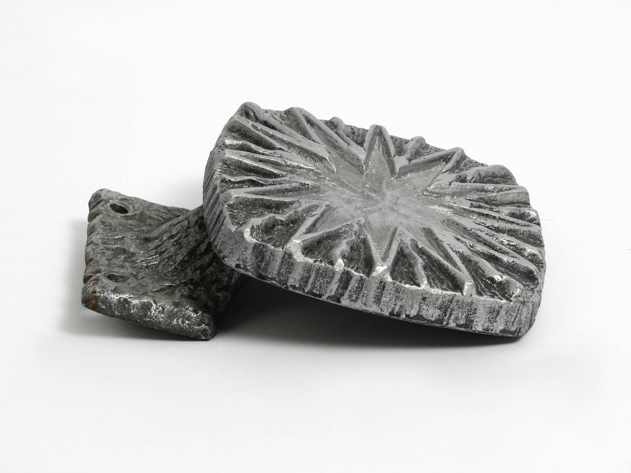 Very nice 1960s Pop Art Sunburst design cast aluminum door handle