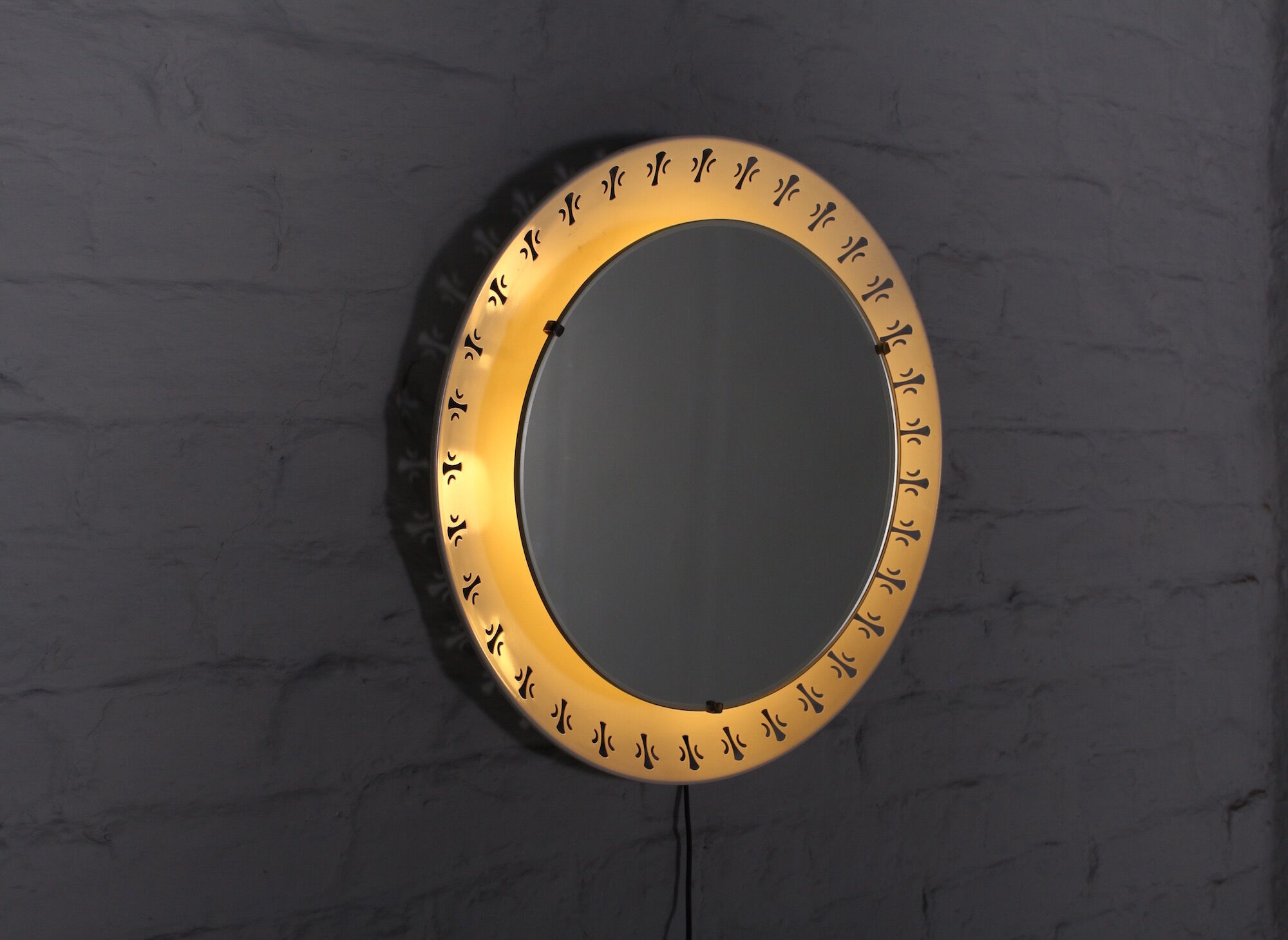 Hillebrand round metal light mirror