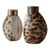 Ensemble vintage de salière et poivrière des années 1980, design coquillage naturel
