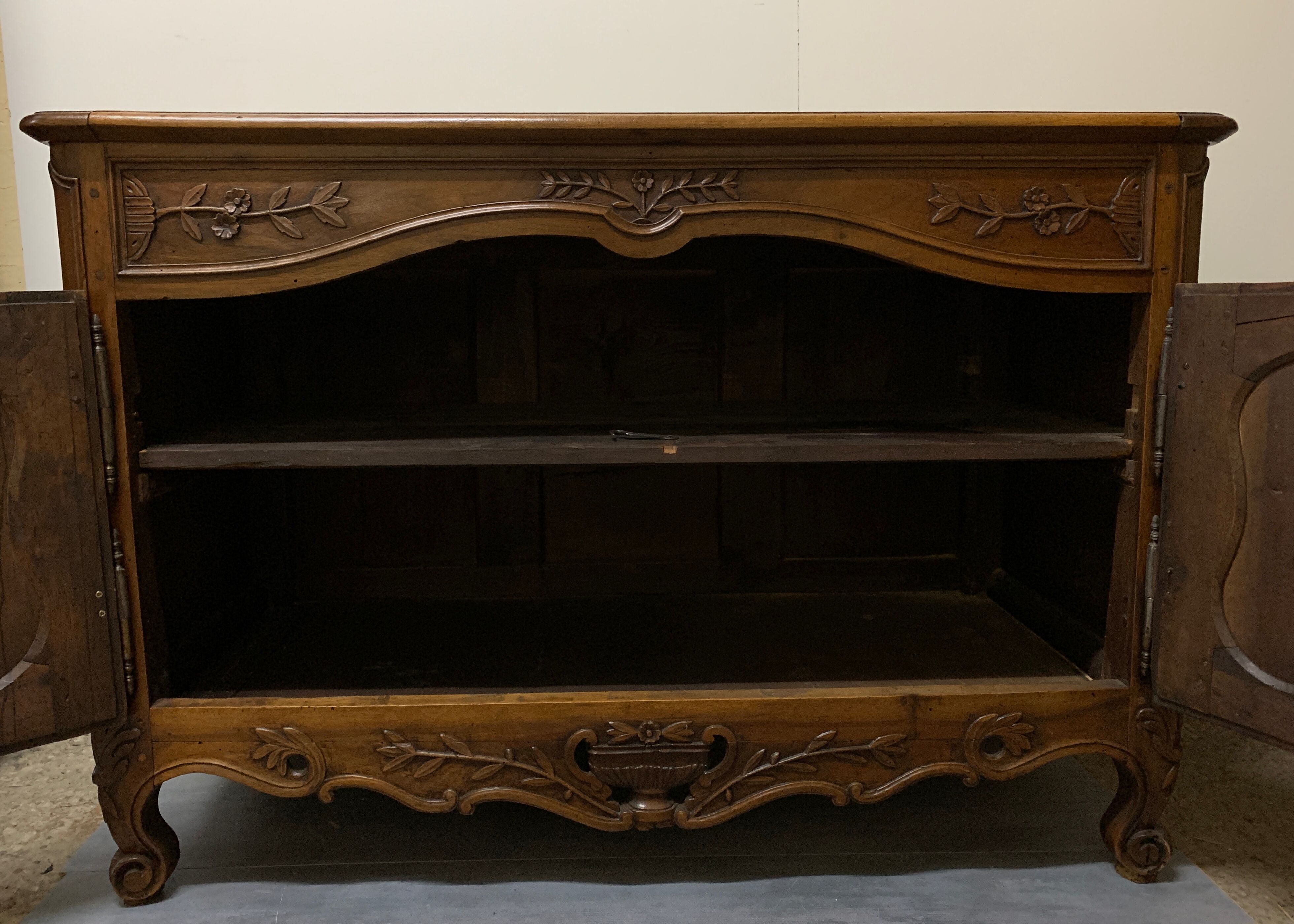 openwork Provençal credenza in walnut of the eighteenth century