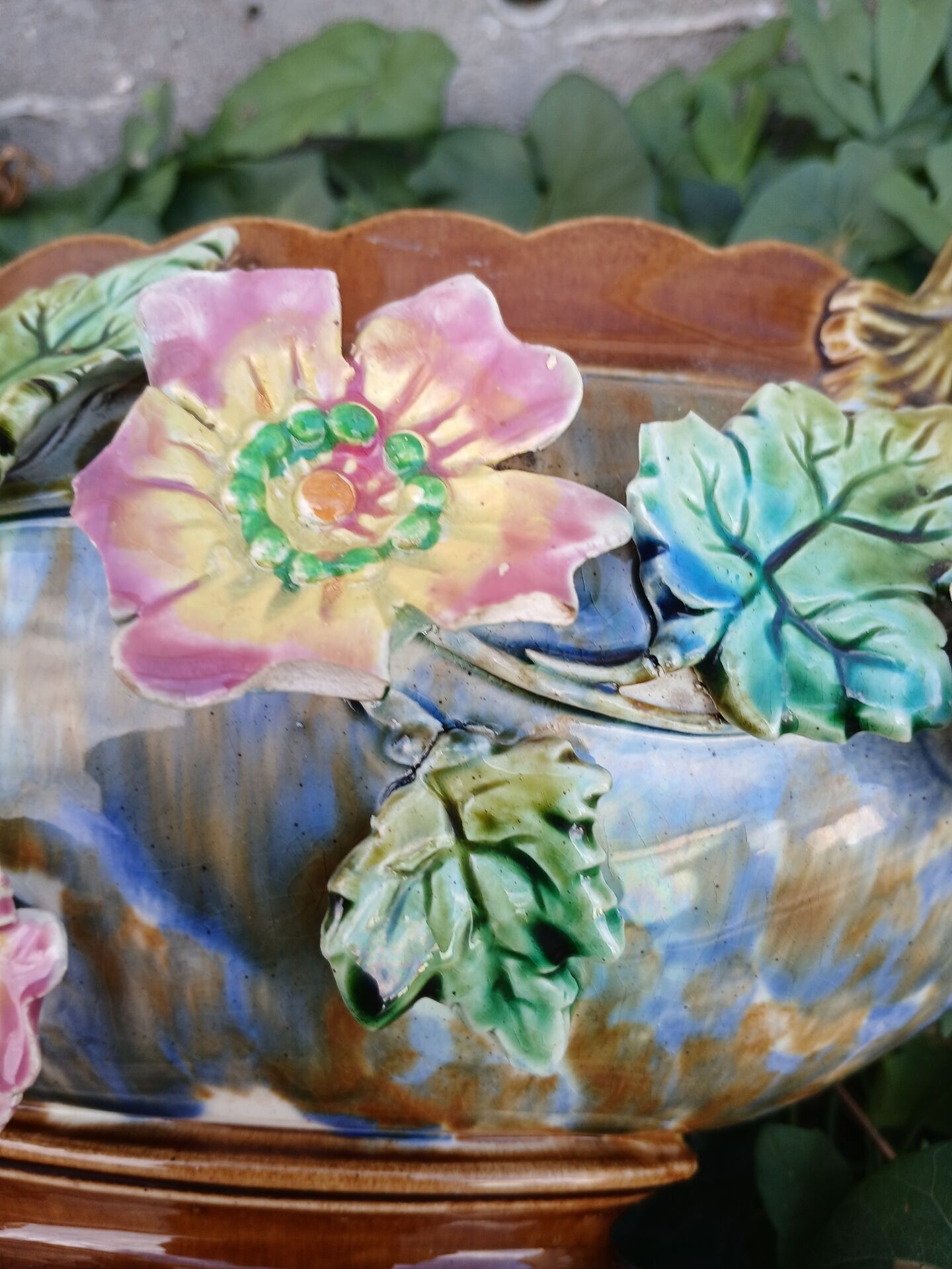Jardinière ancienne en barbotine
