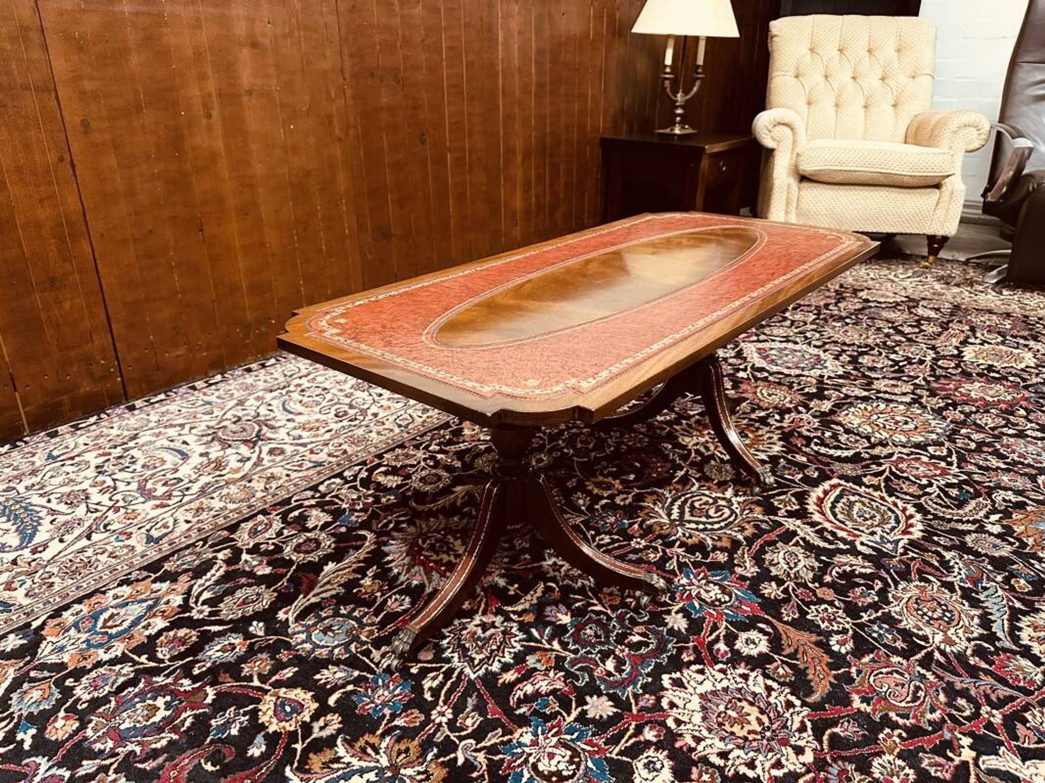 Table basse Chesterfield anglaise antique avec plateau en cuir