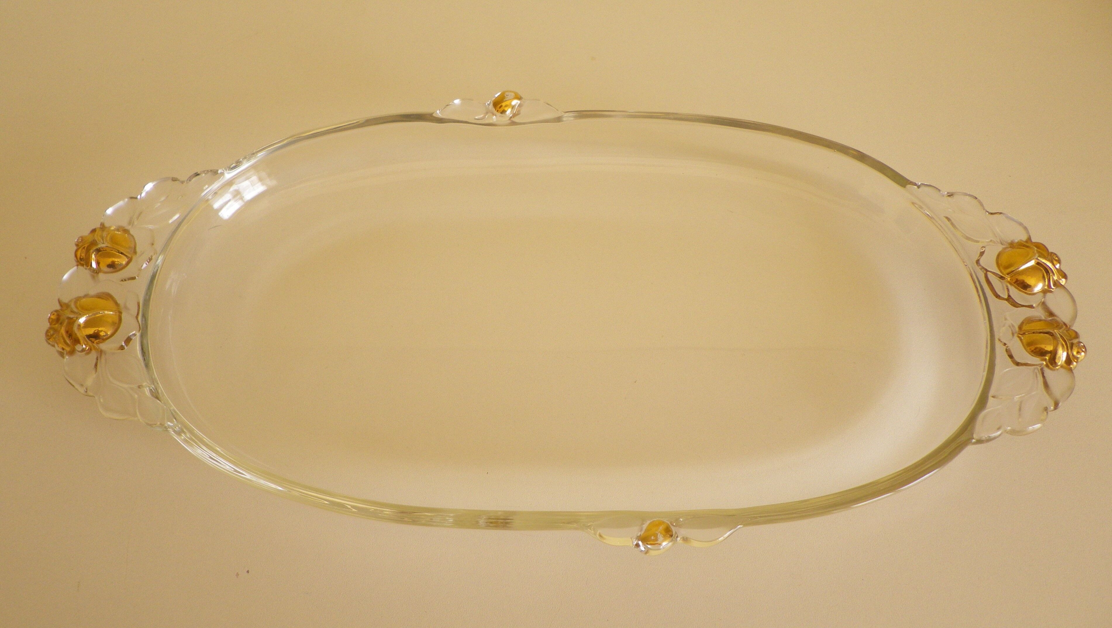 Plat de service vintage en verre transparent et bordures moulées en verre opaque avec dorure