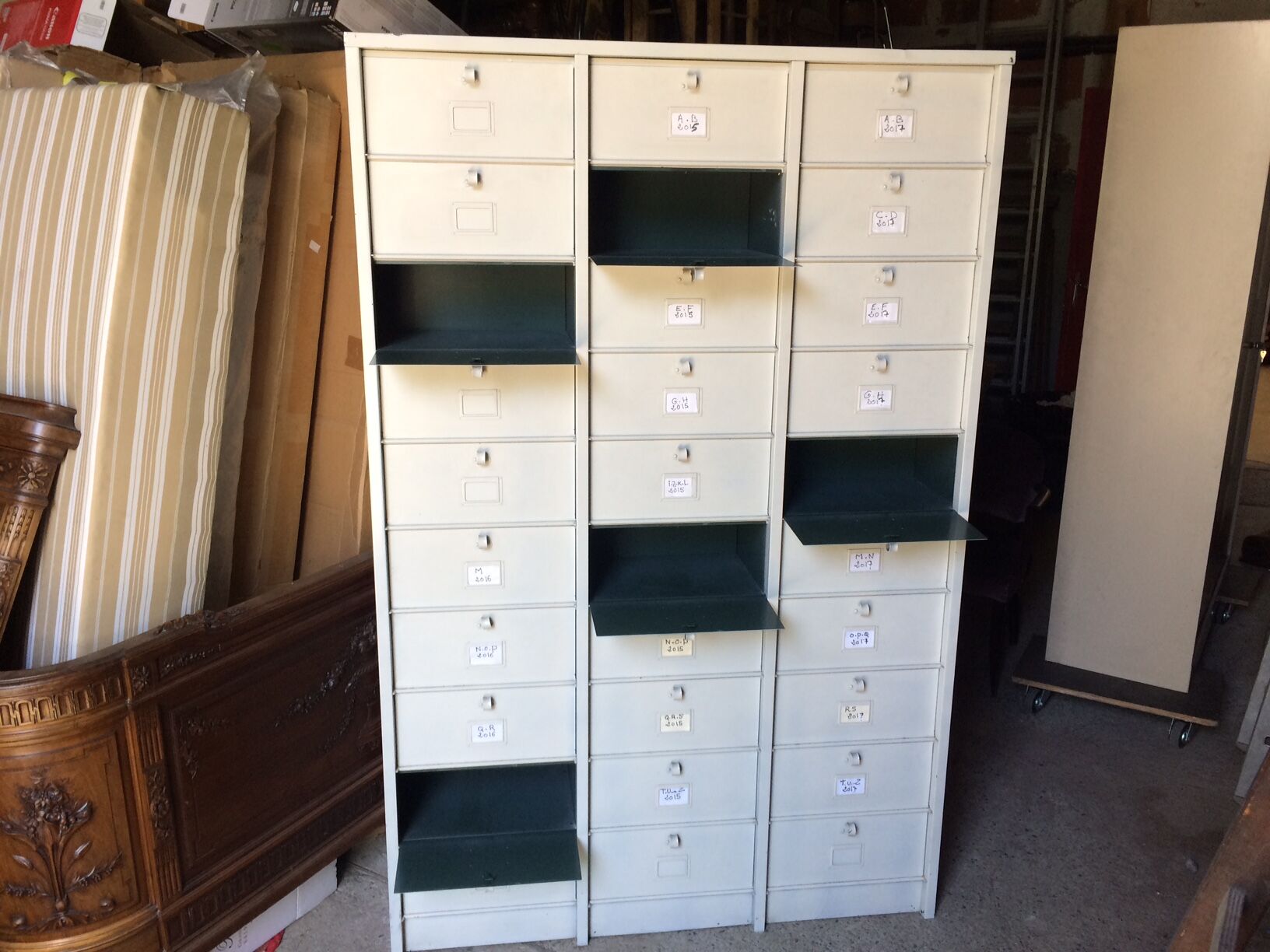 Armoire métallique blanc cassé avec 30 casiers à clapet intérieur vert forêt