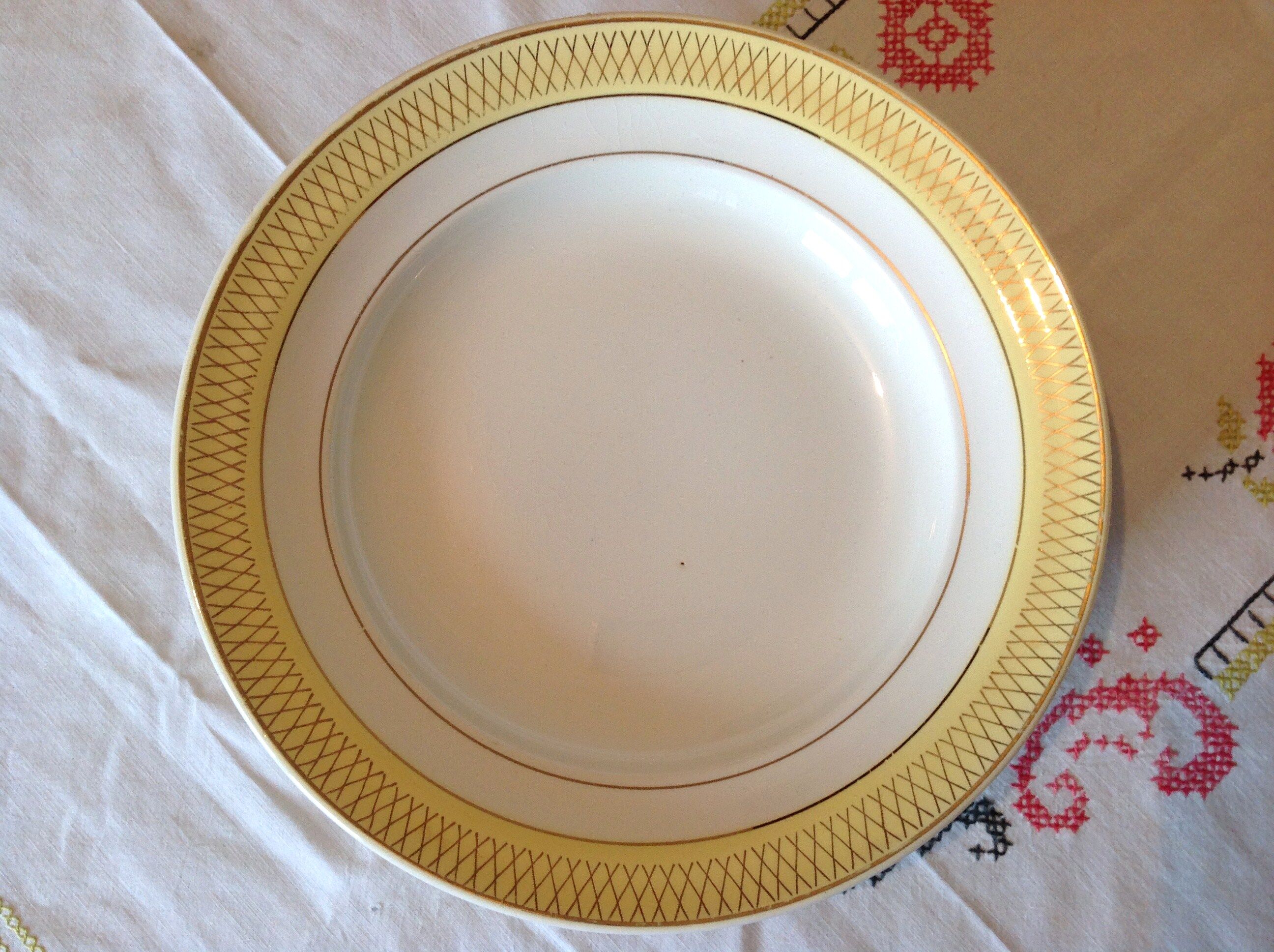 Six white hollow plates on board yellow Monaco 60