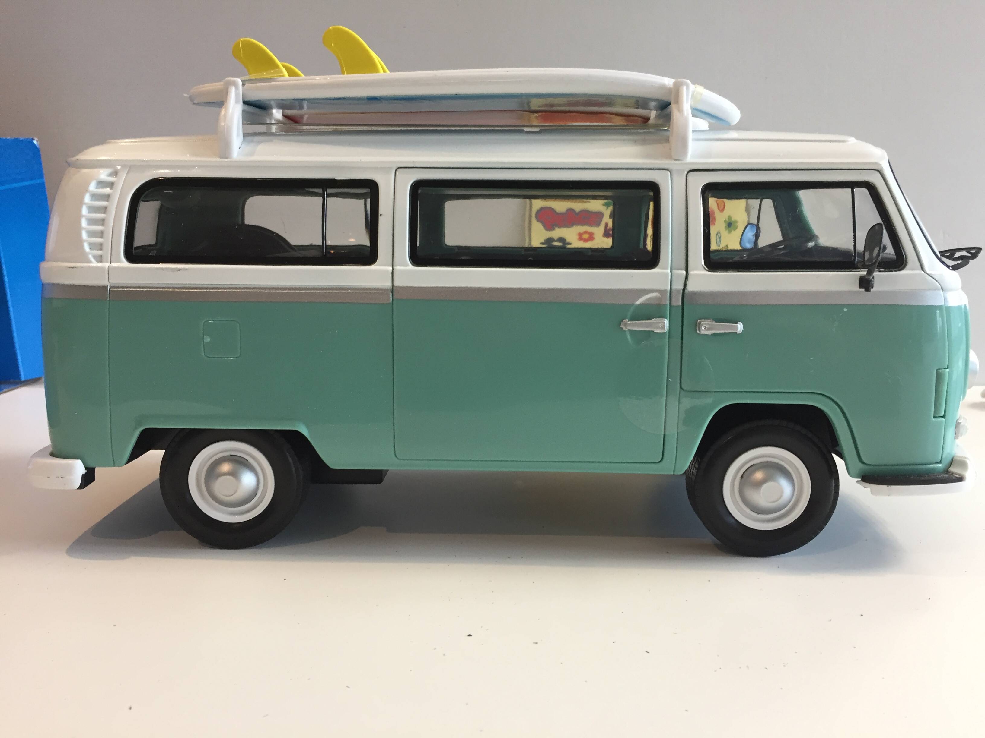 Collector Combi VolksWagen Surfer Van Bus Campervan Type 2 Scale 1:14 VW