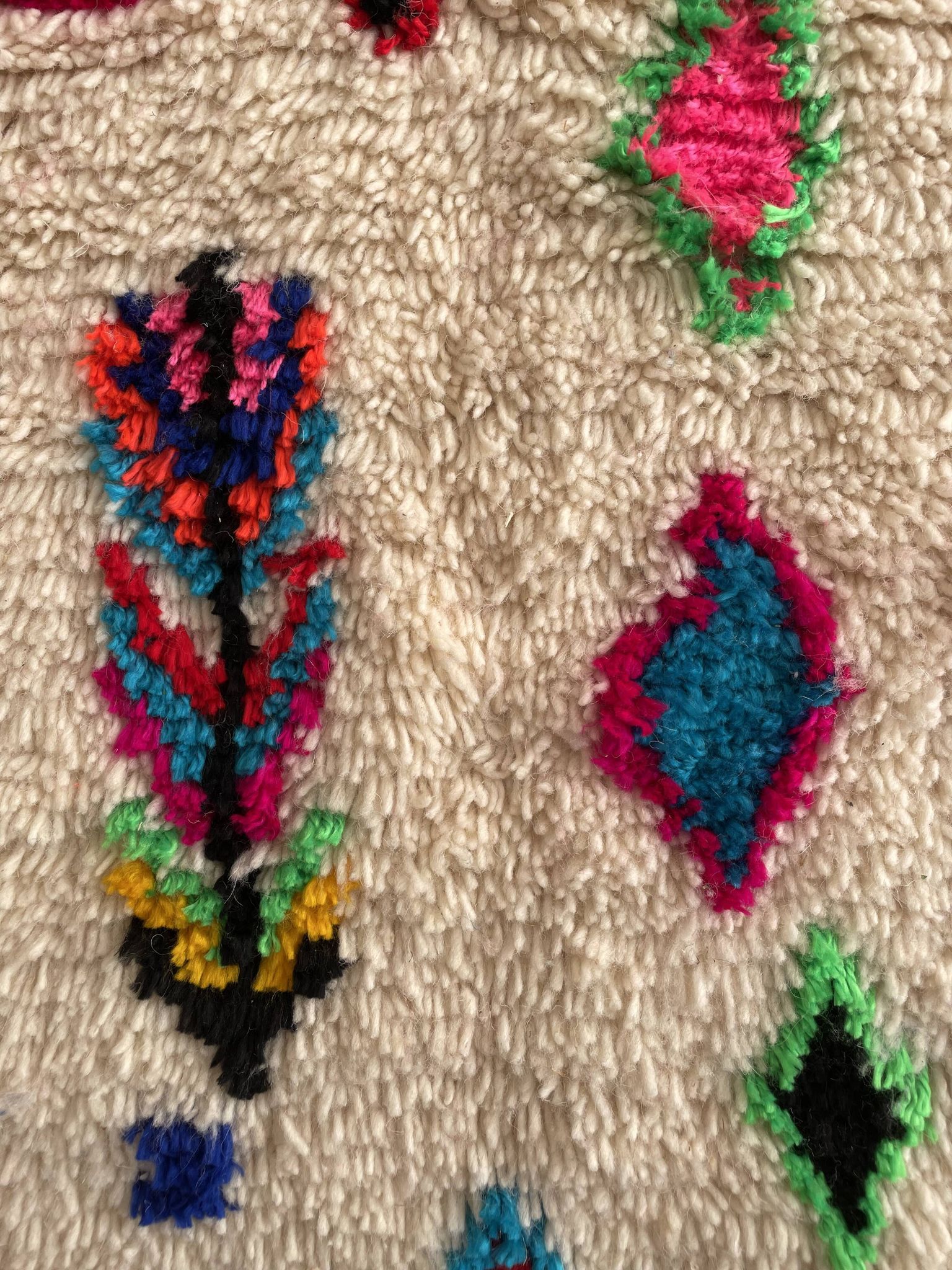 Tapis marocain berbère Azilal multicolore et fluo