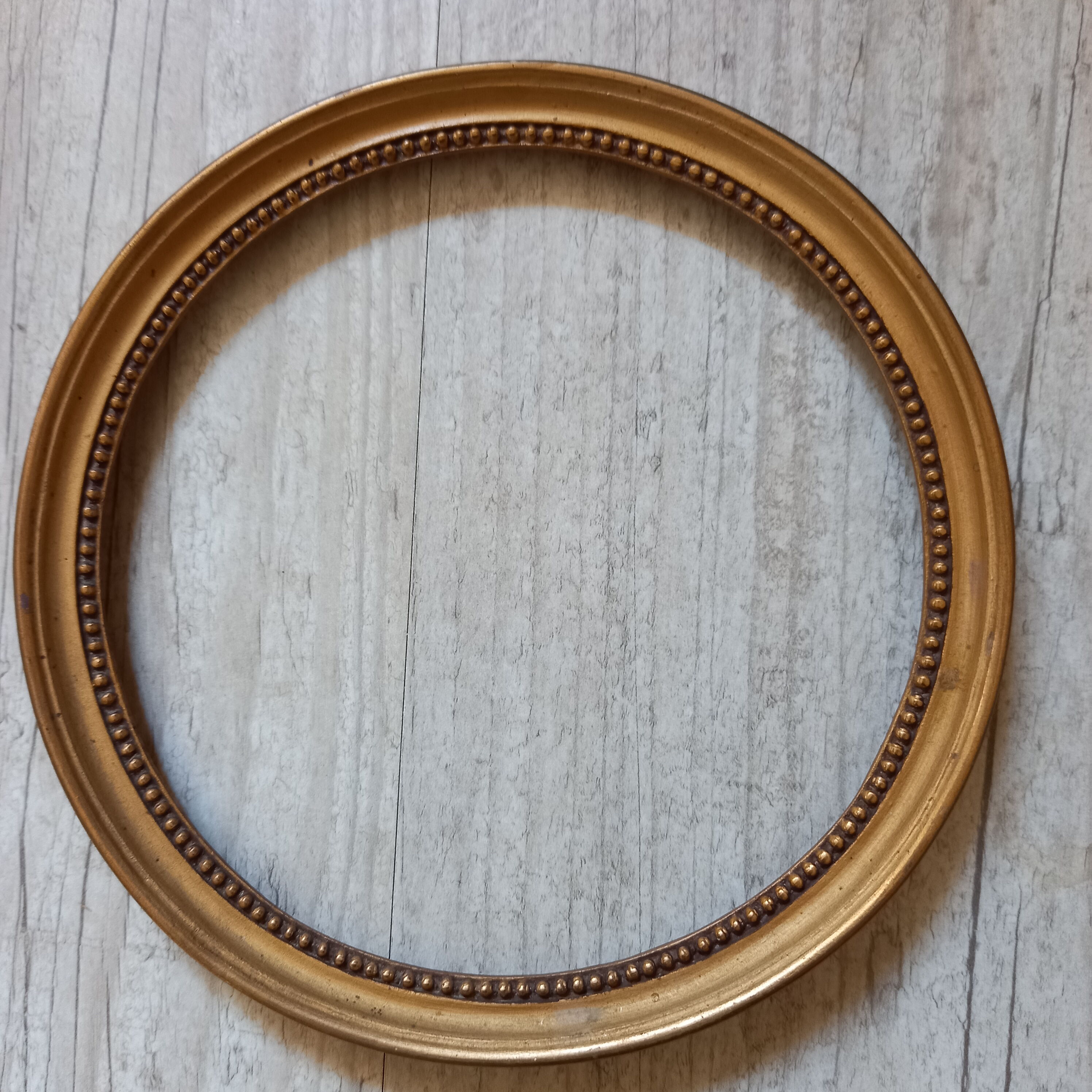 Set of 3 round frames and golden square