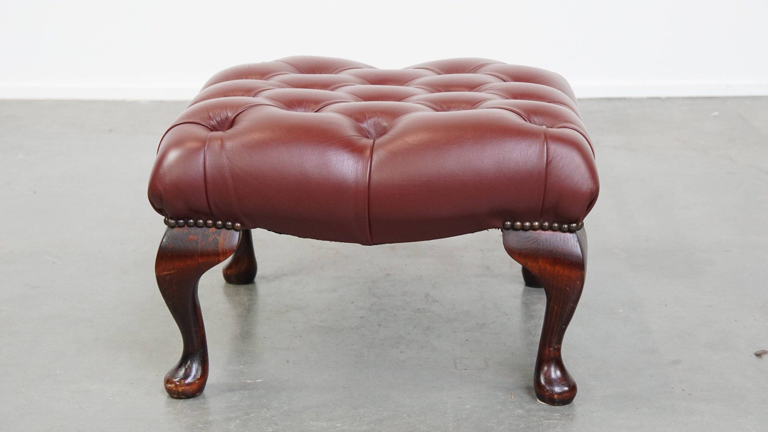 In very good condition elegant red/brown chesterfield ottoman made of cow leather