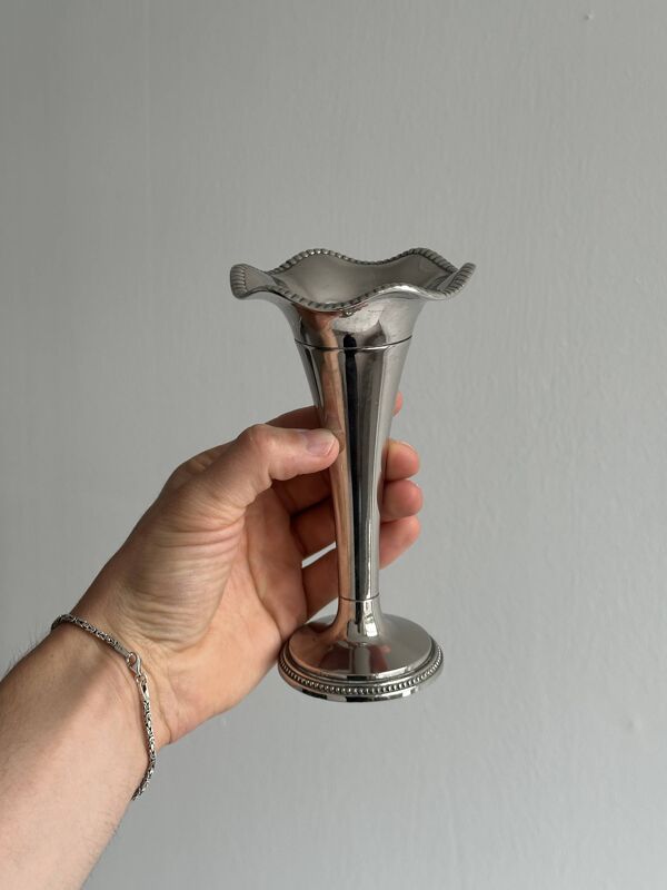 Petit vase en métal argenté