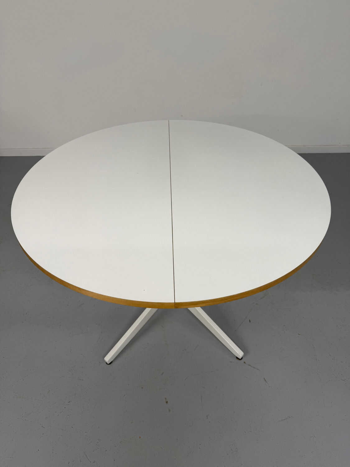 Extendable dining table designed by George Nelson for Herman Miller 60’