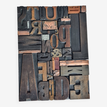 Lettres d'imprimerie en bois ancienne, composition, 27,5 x 20 cm