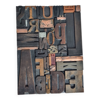 Lettres d'imprimerie en bois ancienne, composition, 27,5 x 20 cm