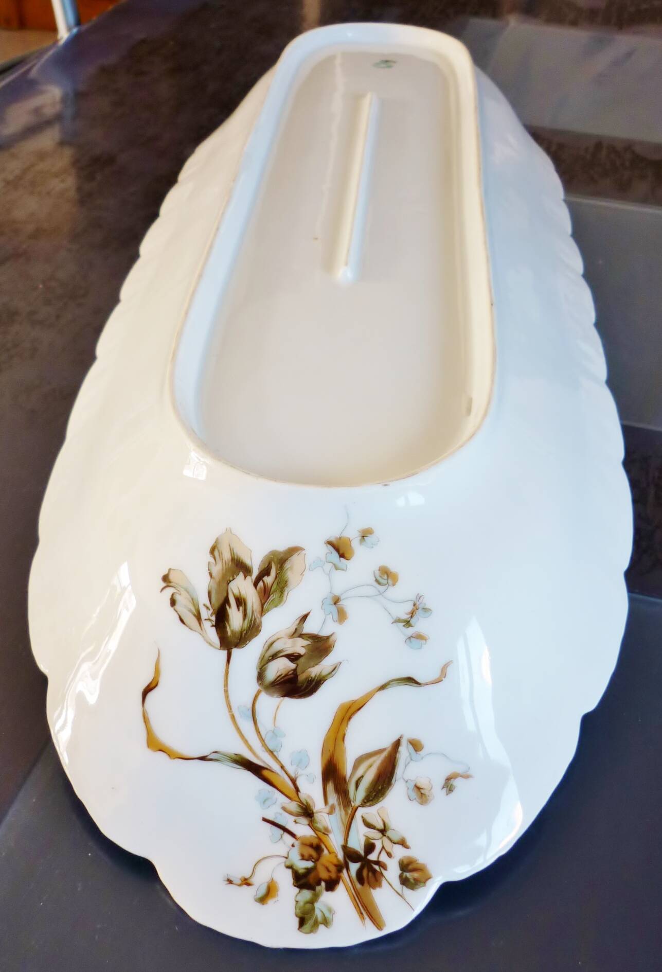 Long fish and meat dish, 19th century, Haviland Limoges porcelain, 66cm