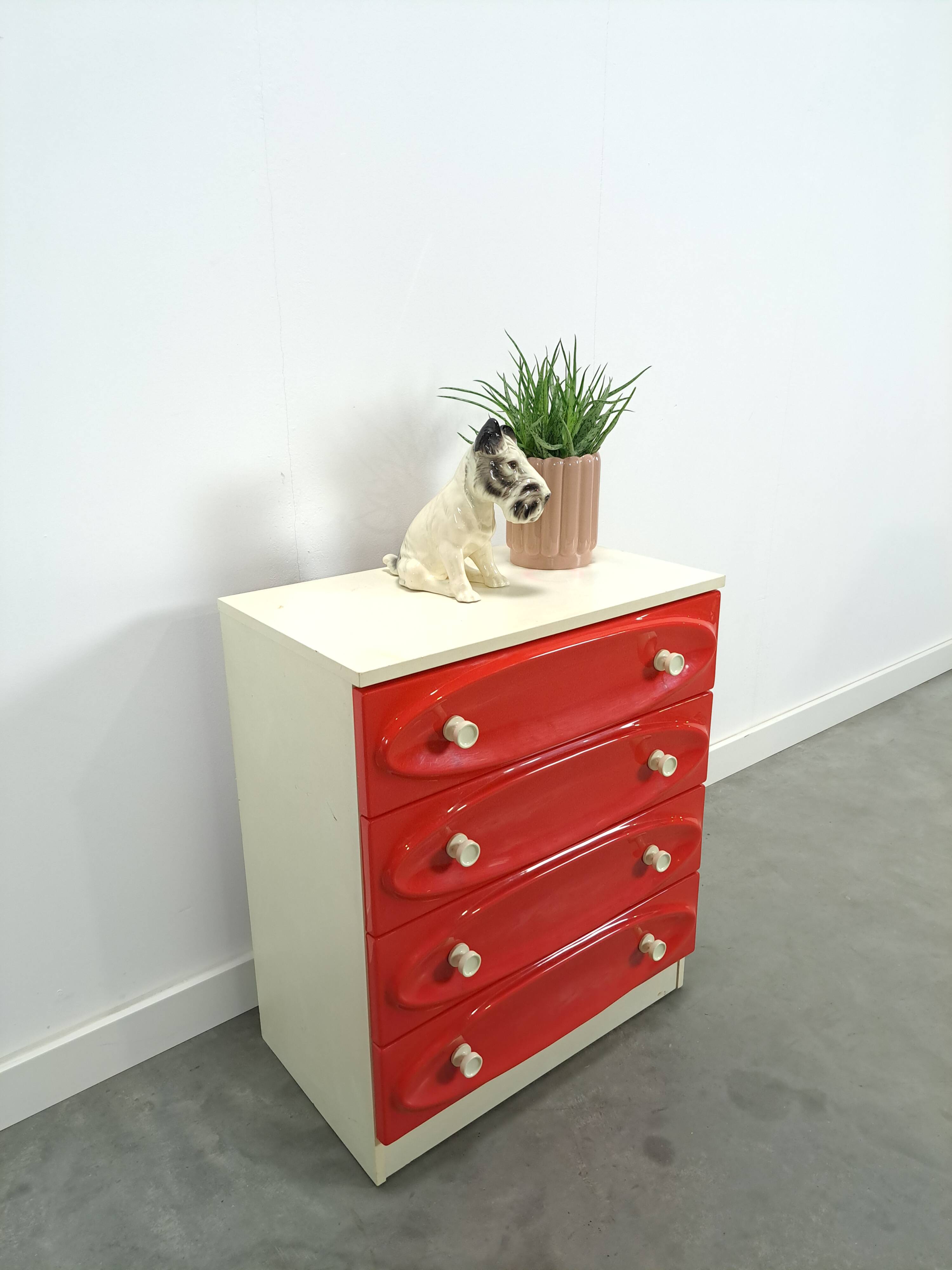 Vintage ladekast met rood roze kunststof lades 1970