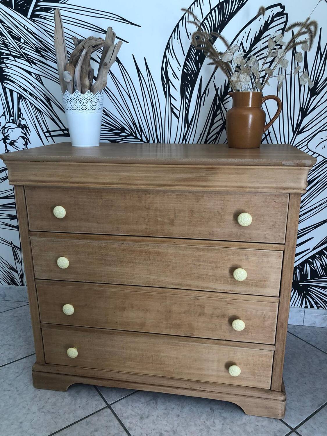 Wooden chest of drawers
