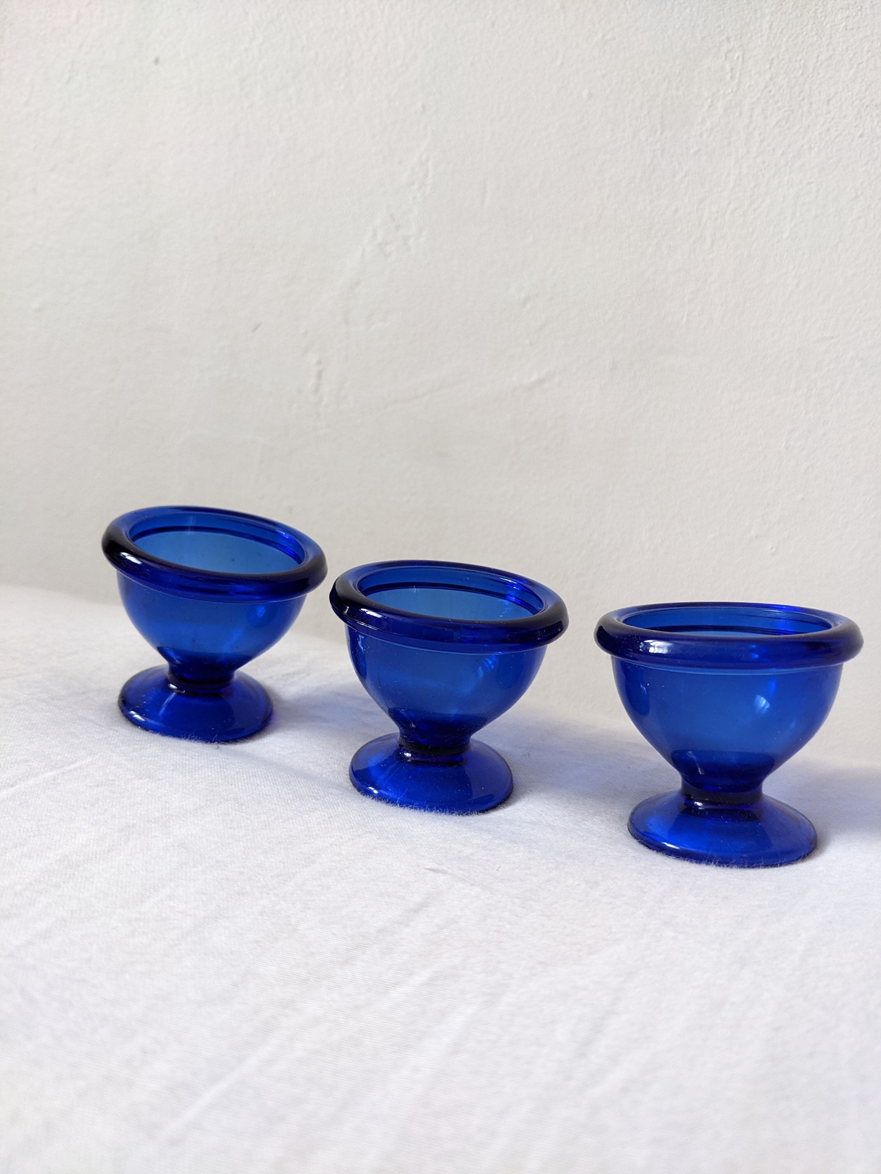 Blue shells Arcoroc France of the 70s French manufacture Height: 5 cm Diameter: 5.5 cm