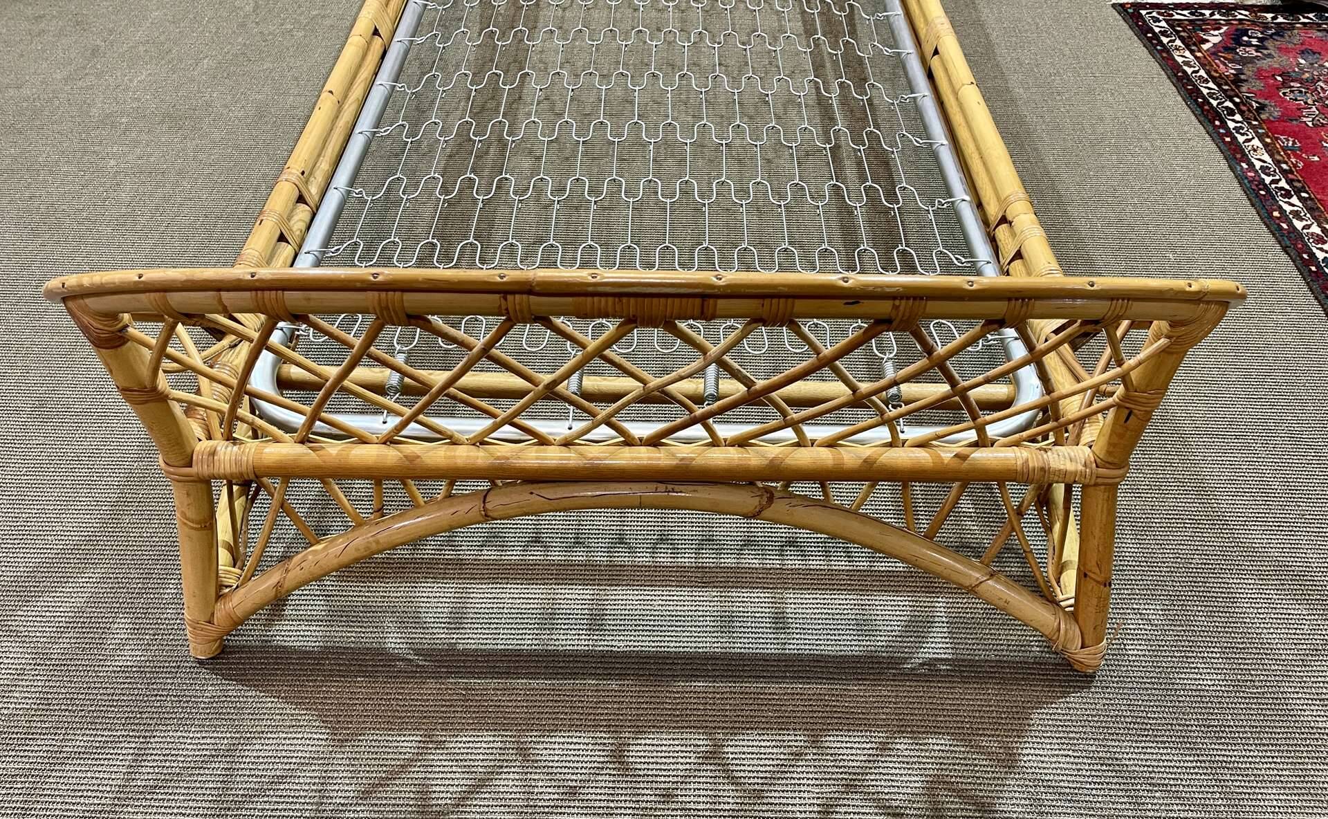 Lit en rotin des années 1960 avec son sommier métal.