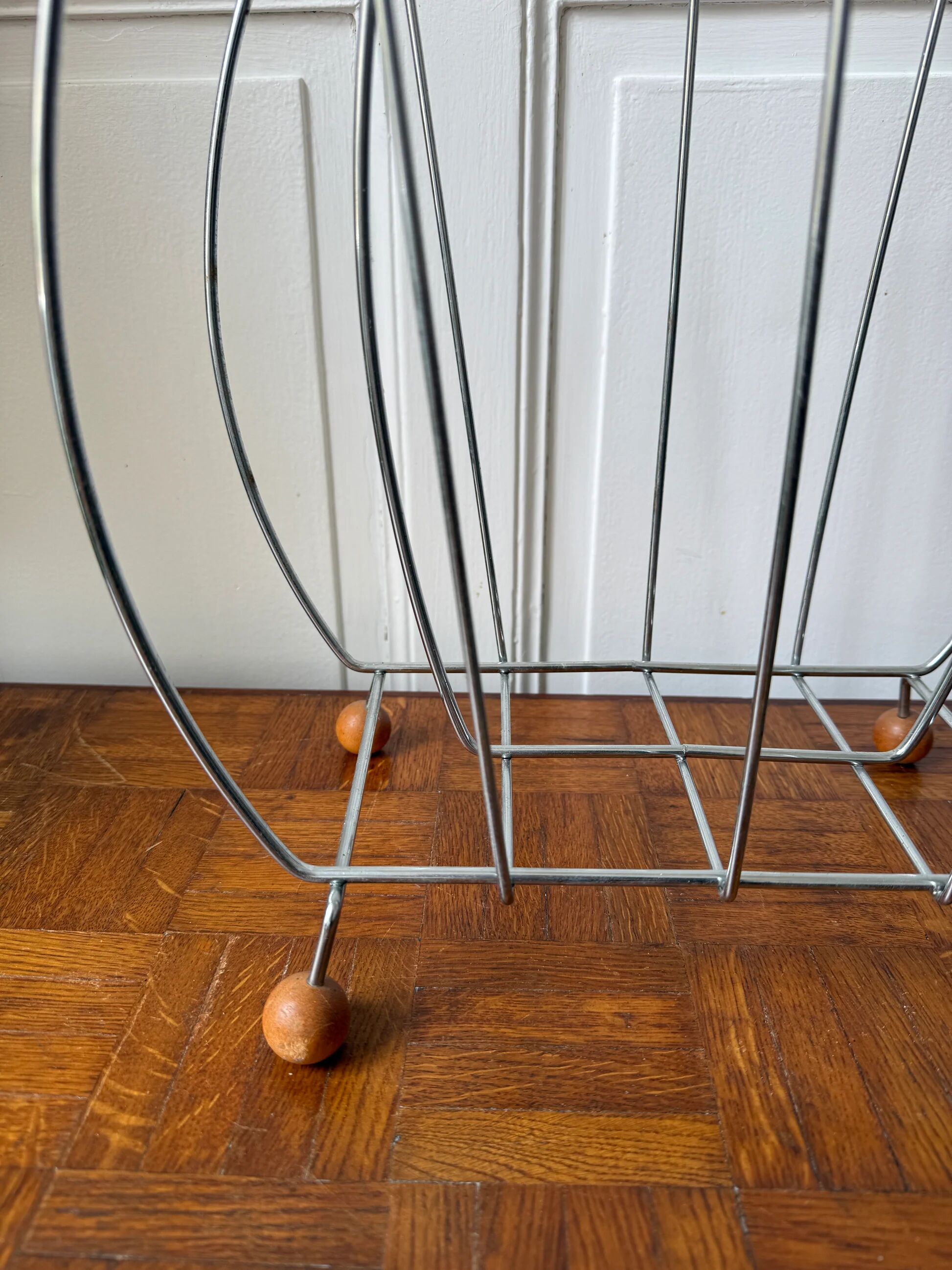 Vintage magazine rack – the retro charm of the 60s/70s