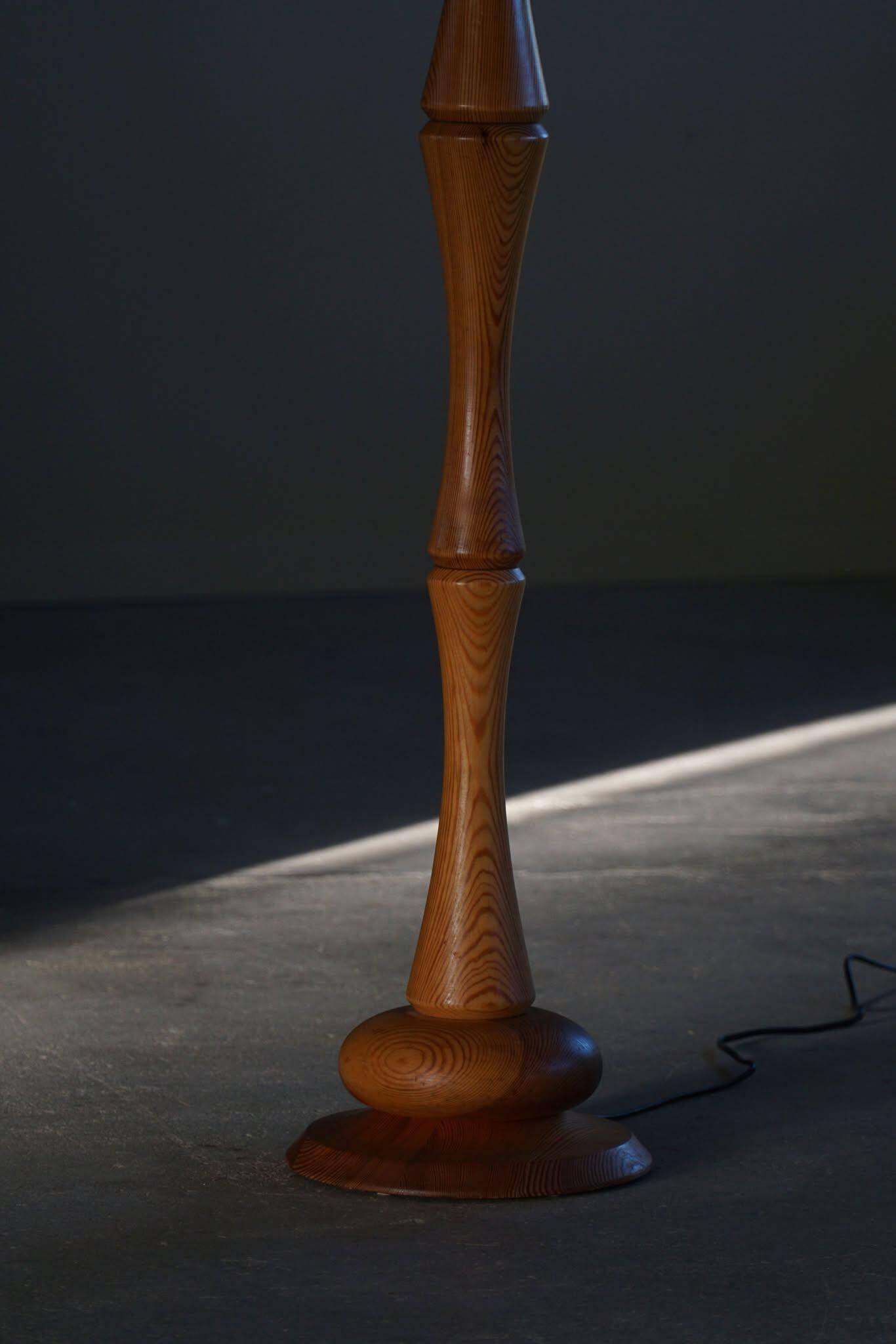 Modern sculptural Scandinavian floor lamp in solid pine, 1970s.