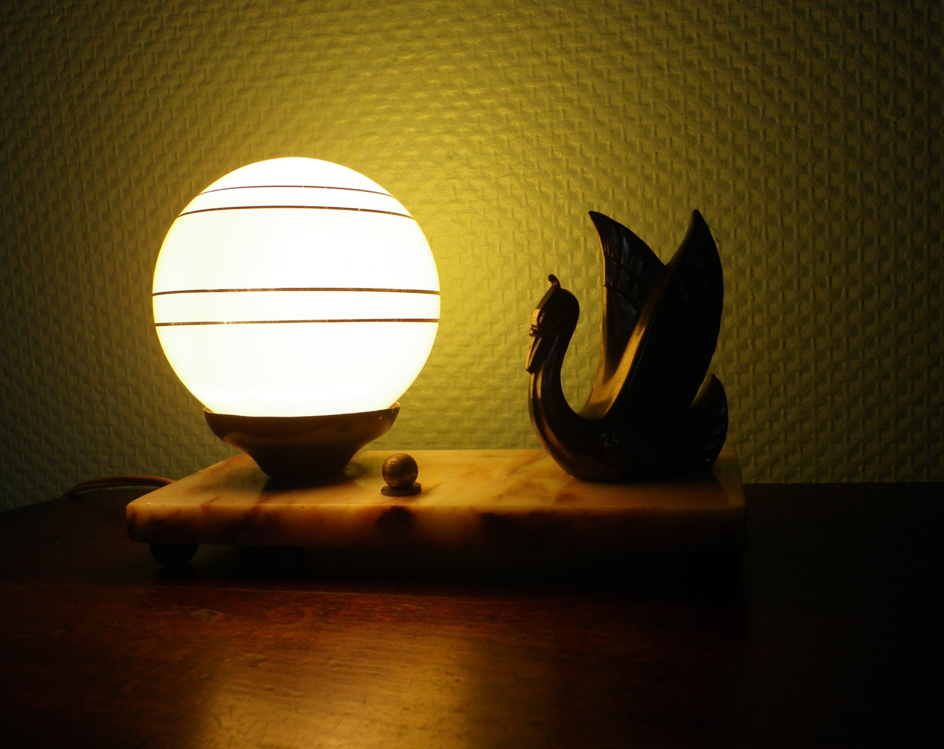 Art deco table lamp 1920/1940, marble, opaline, regulated swan