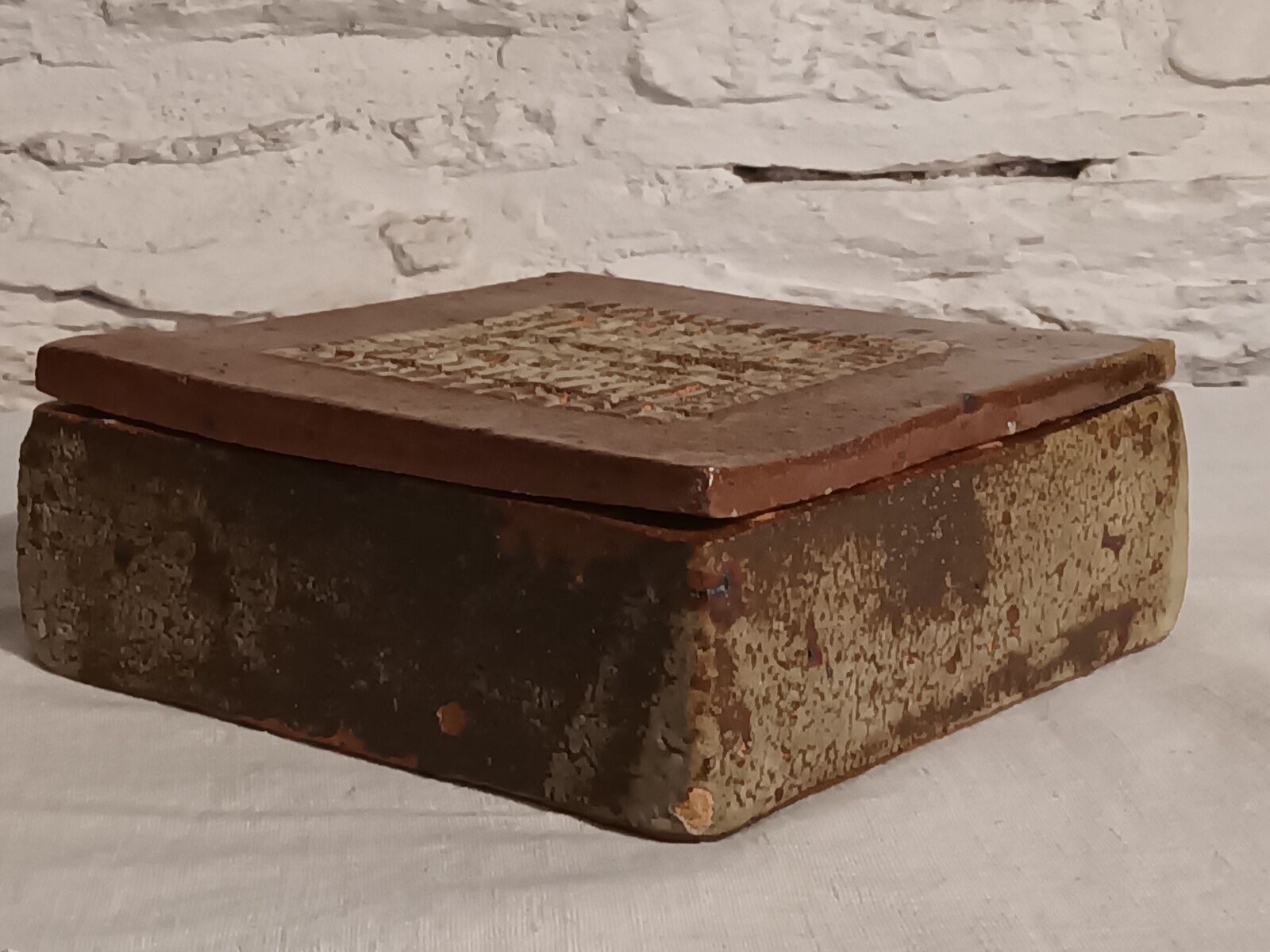 Sandstone box Barbara Delfosse, La Borne