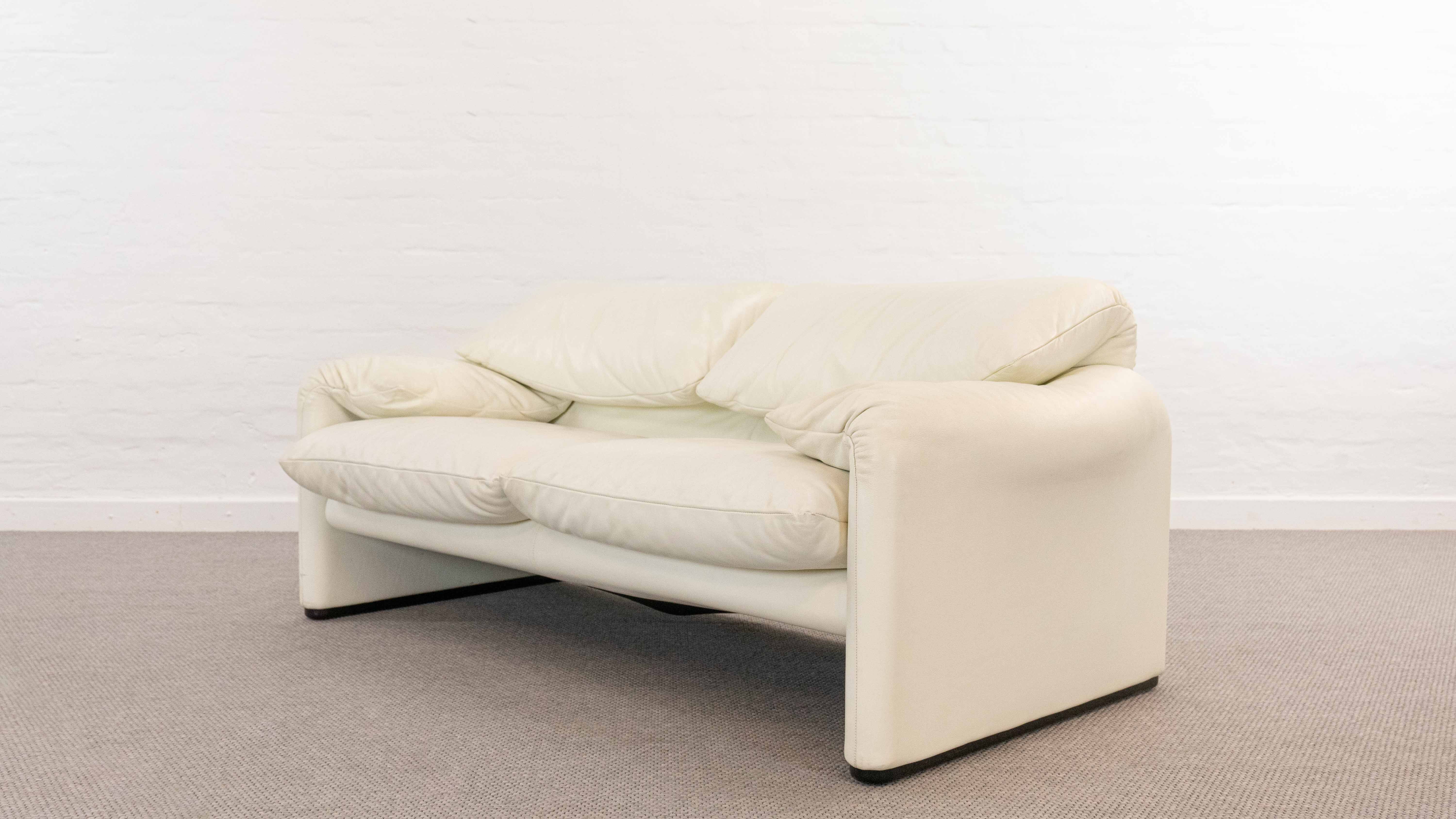 Maralunga 2-seater sofa in white leather by Vico Magistretti for Cassina