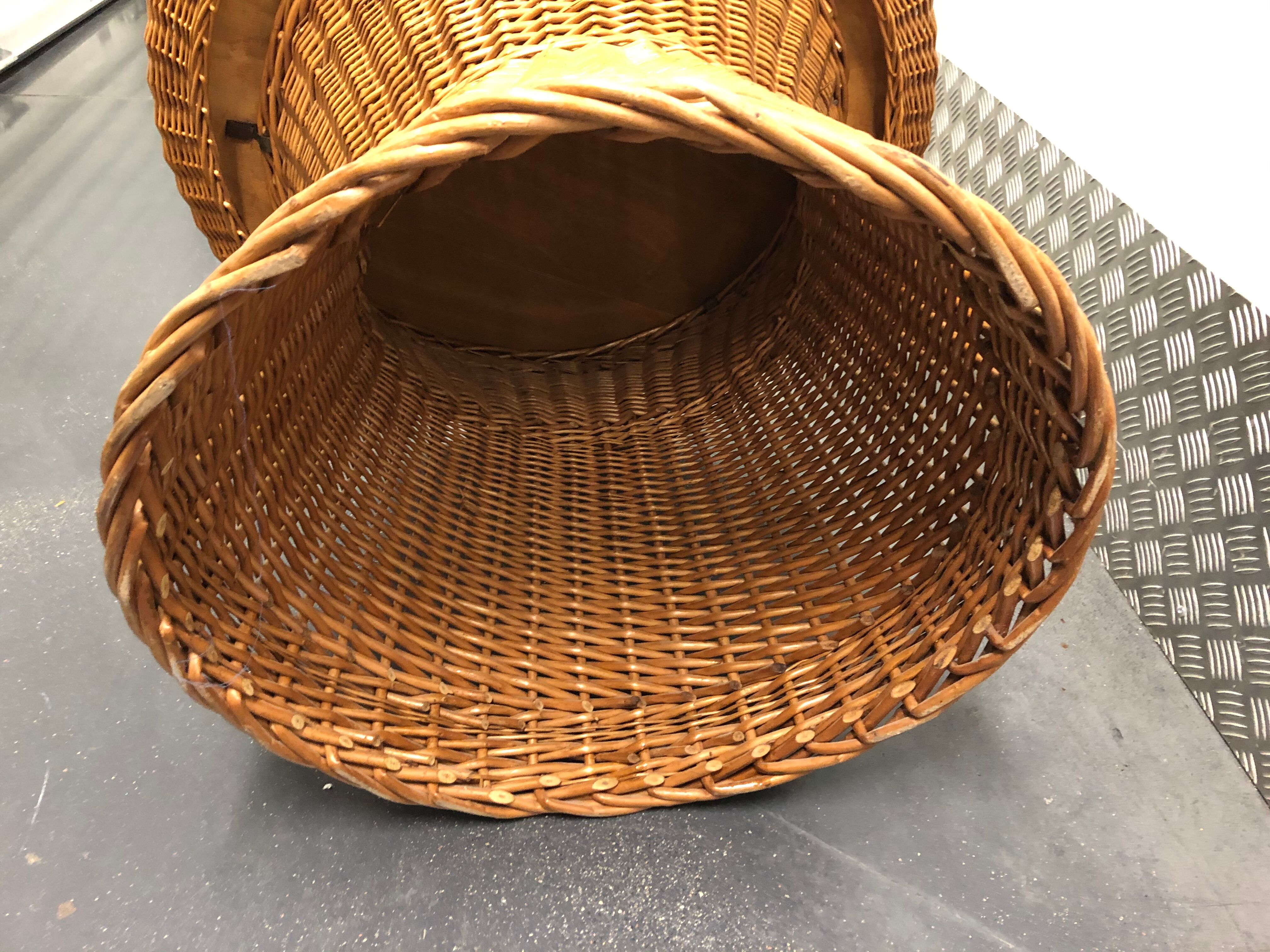 Round coffee table in rattan and varnished wood around 1960
