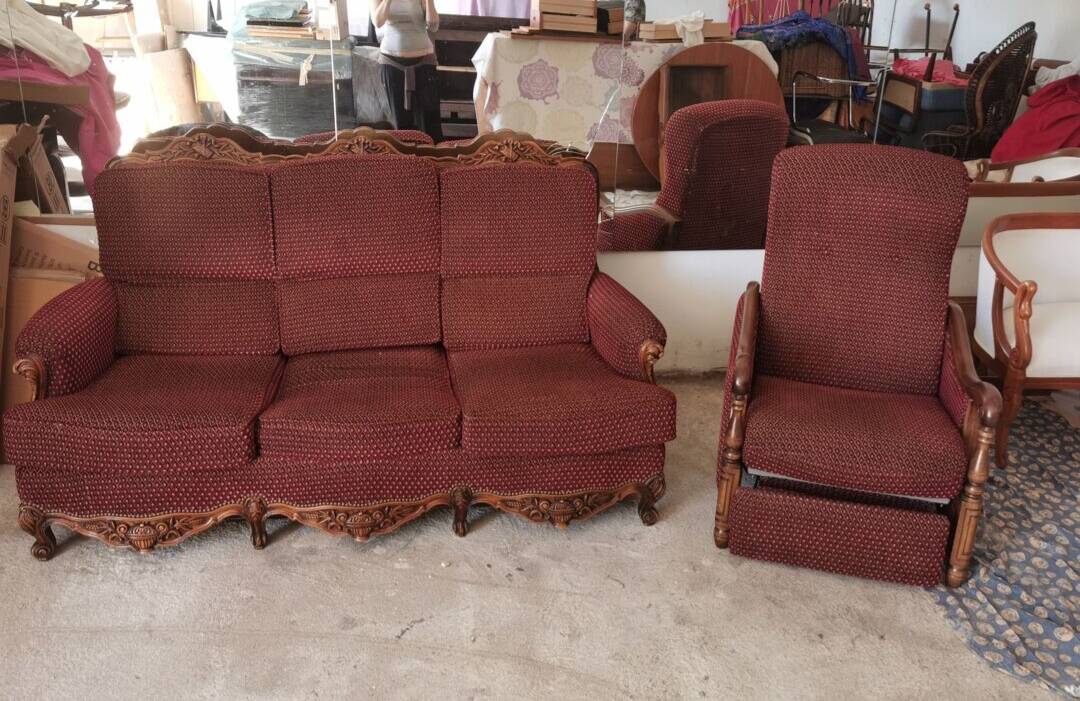 Burgundy velvet canapé bed in Louis XV Regency style.