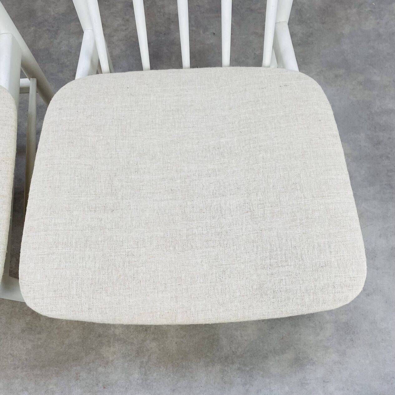 2 Scandinavian slatted chairs, white, from the 1960s.