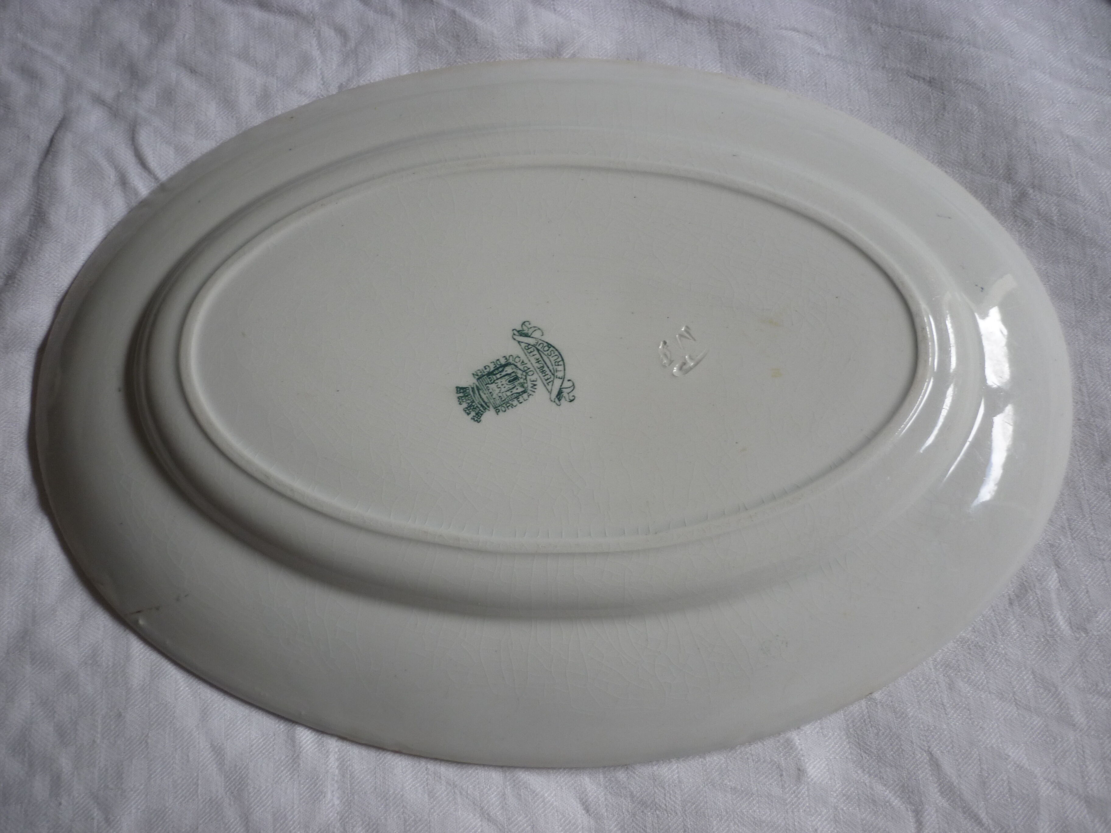 Flat oval faience of gien model Etruscan