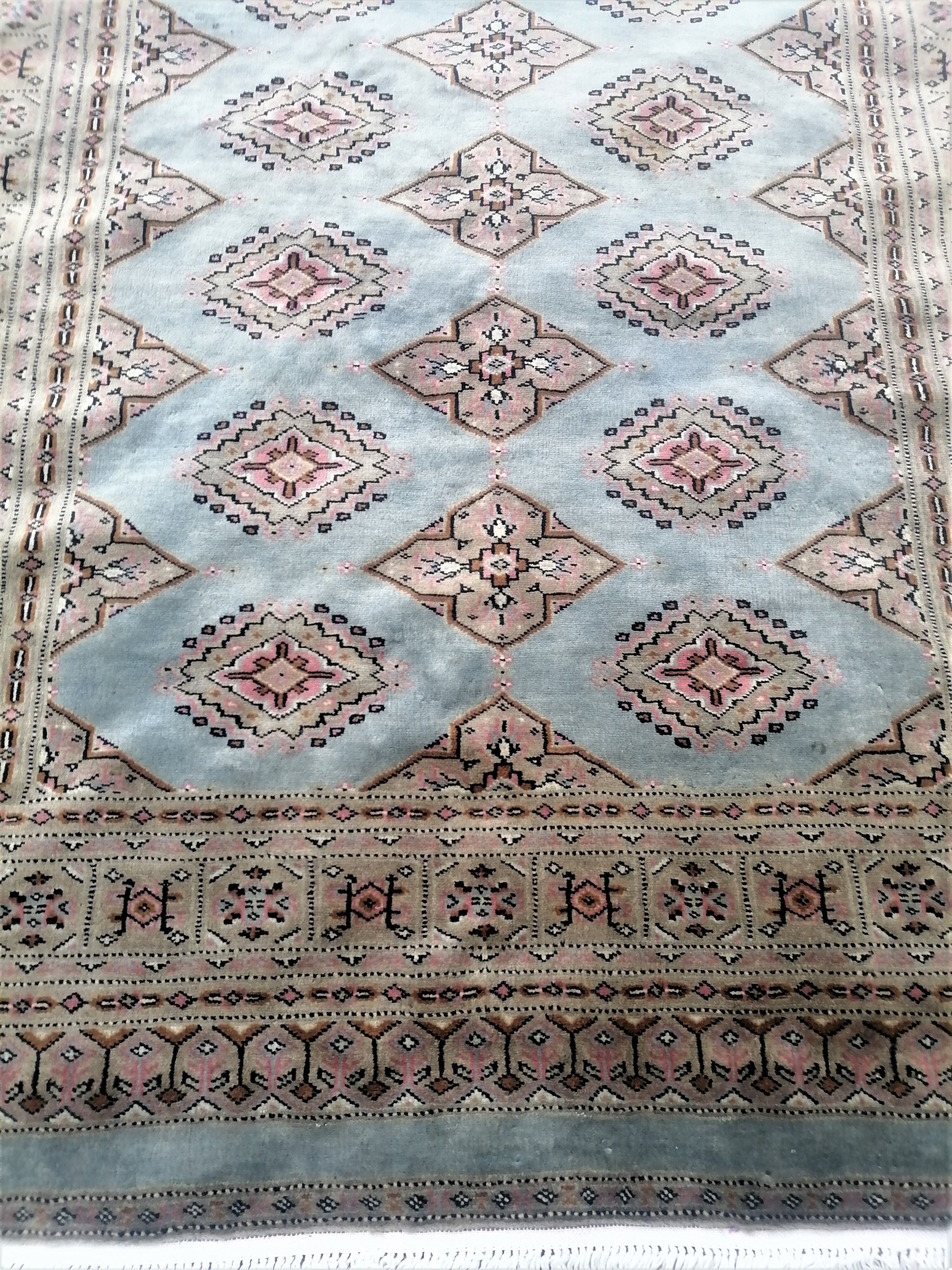 Old oriental carpet made hands. Signature. (175 x 125 )
