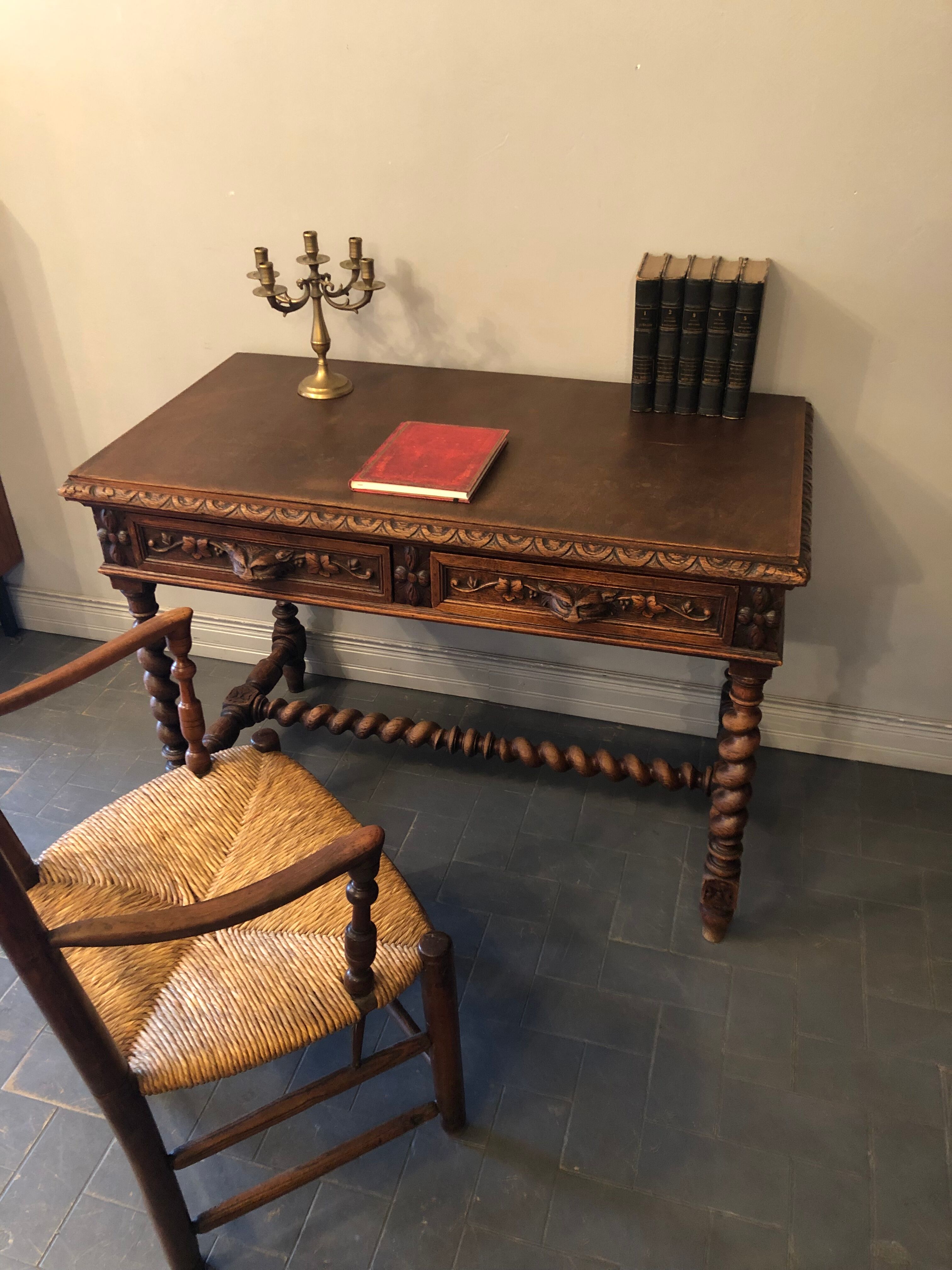 Bureau en bois sculpté
