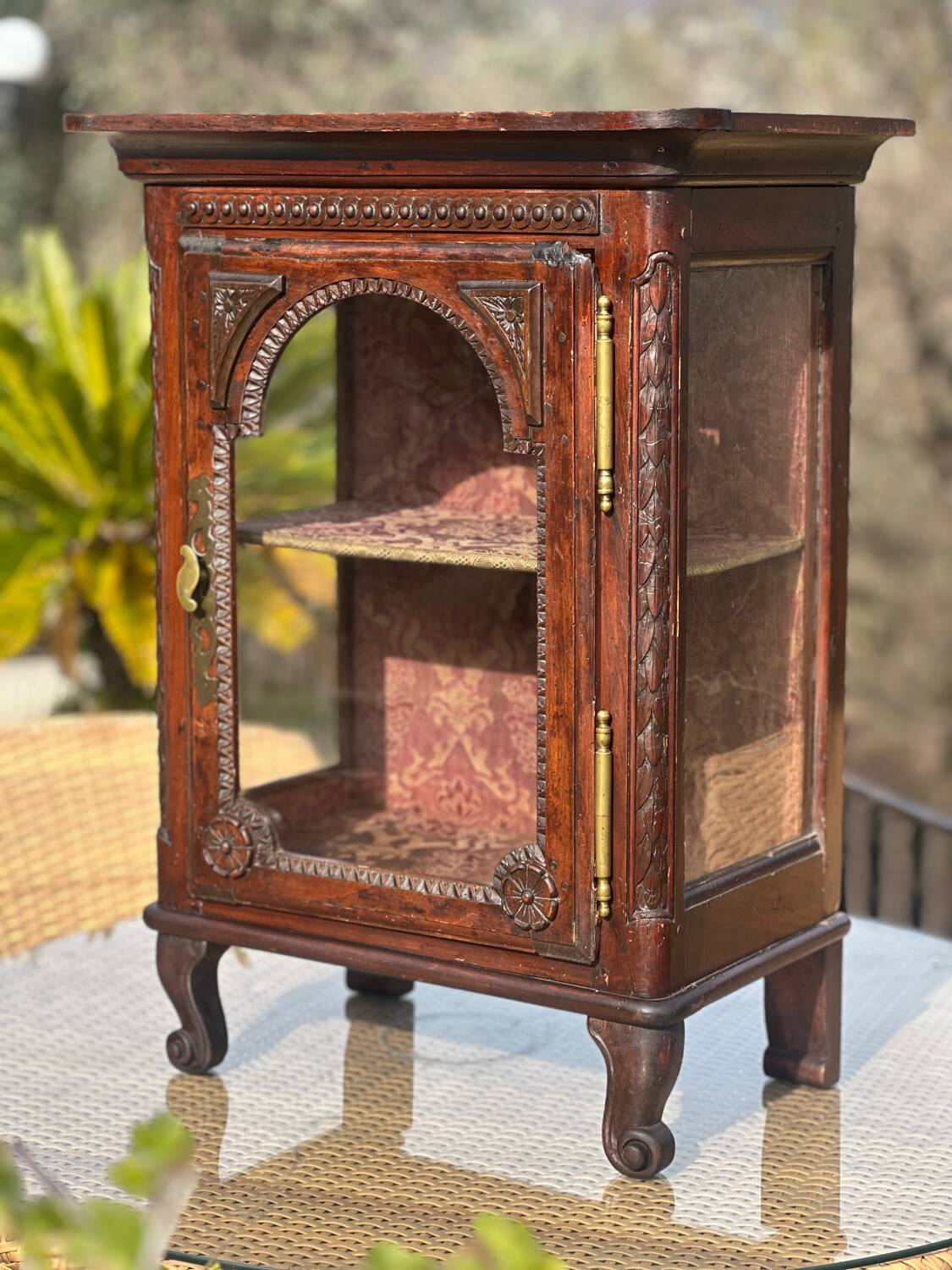 Small display cabinet to place in carved solid oak, 19th century.