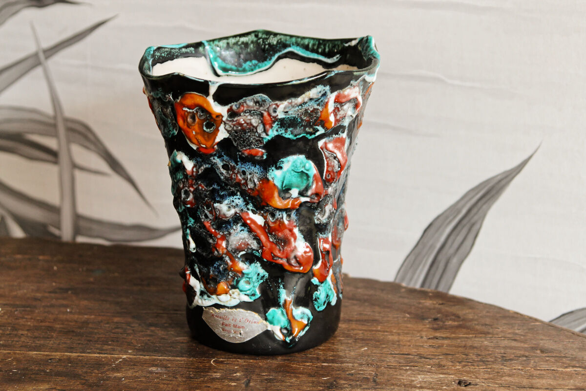 Earthenware vase, rock garden of the ocean