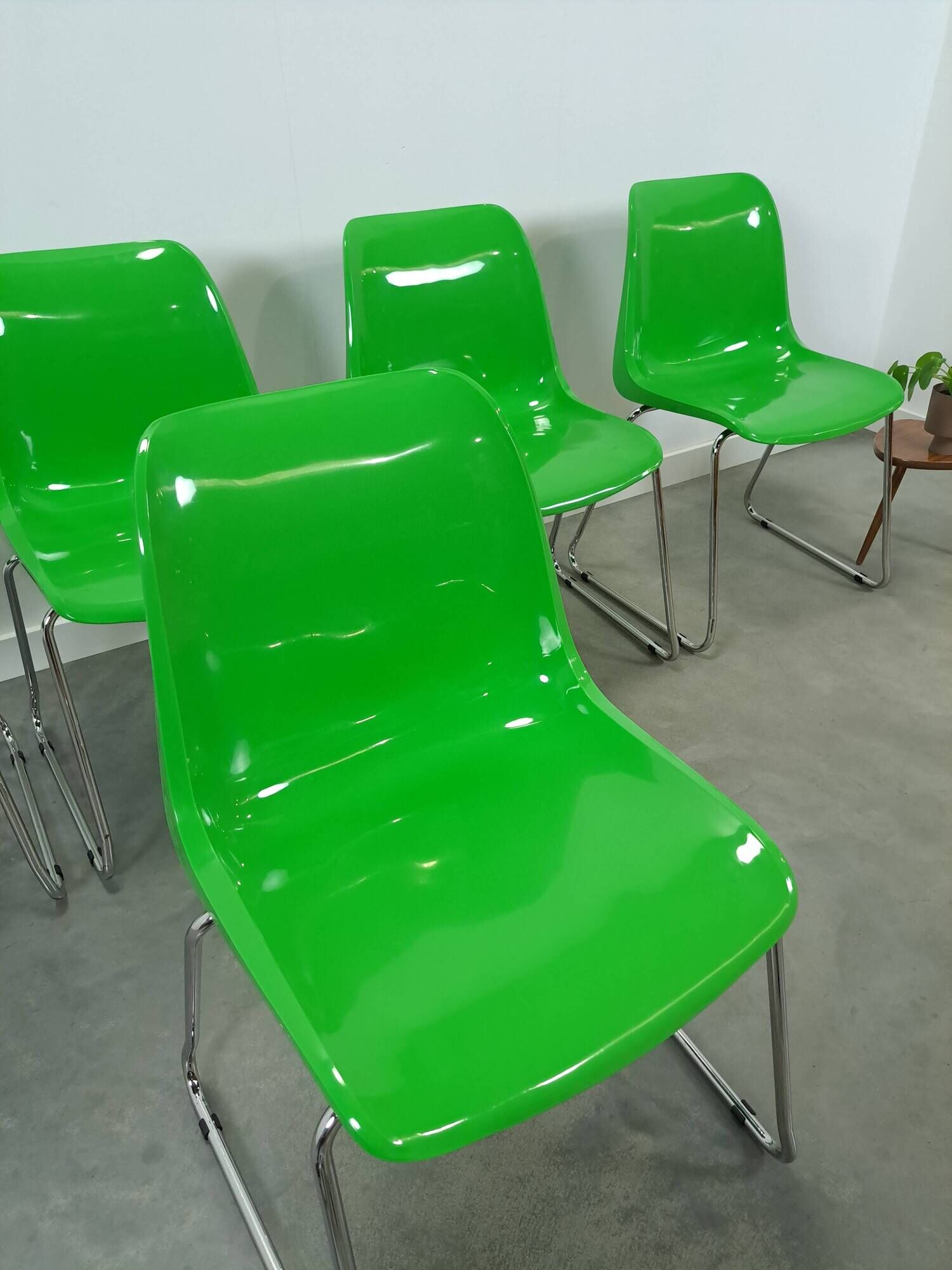 Set groene kunststof chromen buisframe stoelen Helmut Starke Zweden