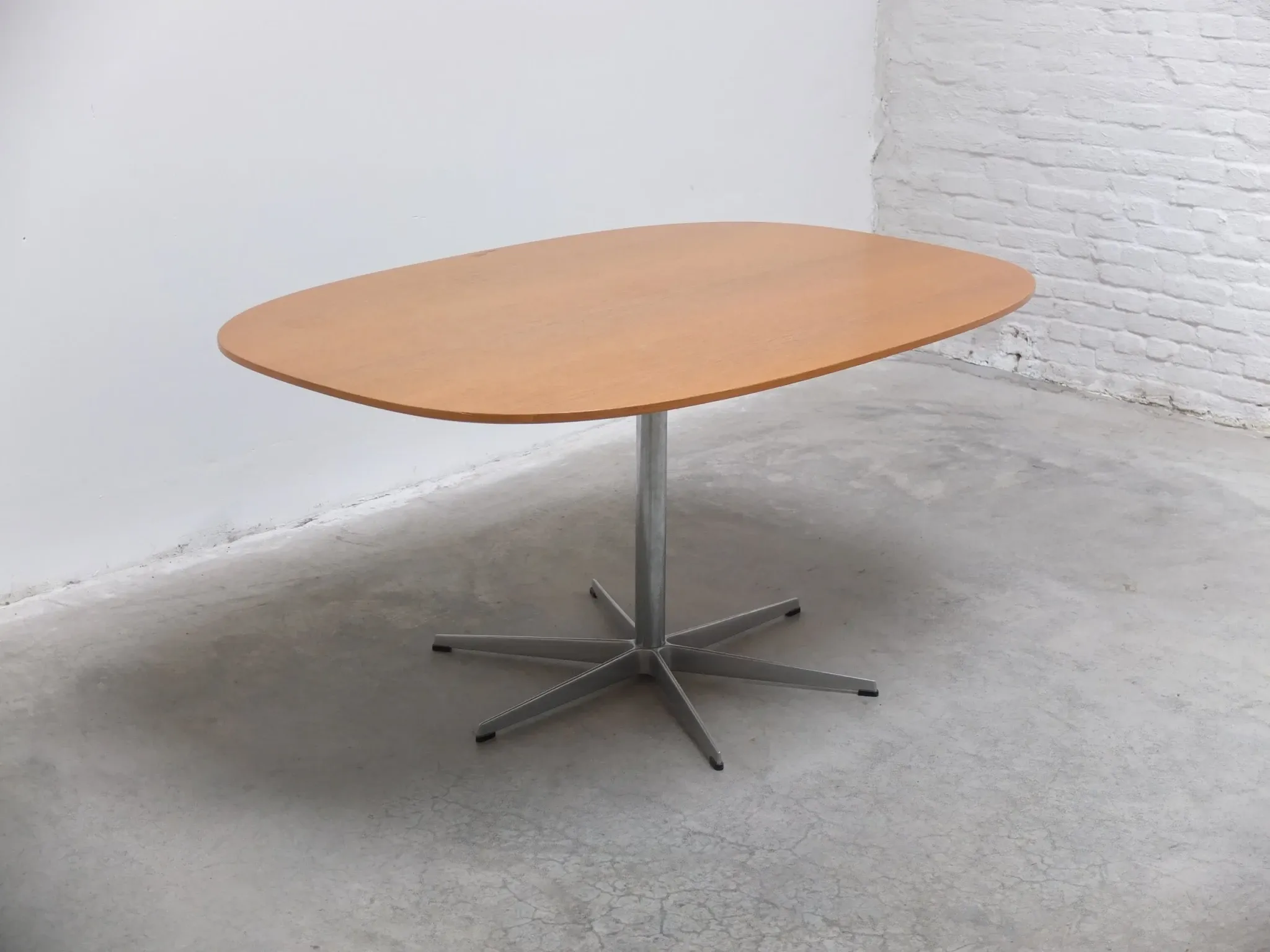'Superellipse' pedestal table in oak by Arne Jacobsen for Fritz Hansen, 1981