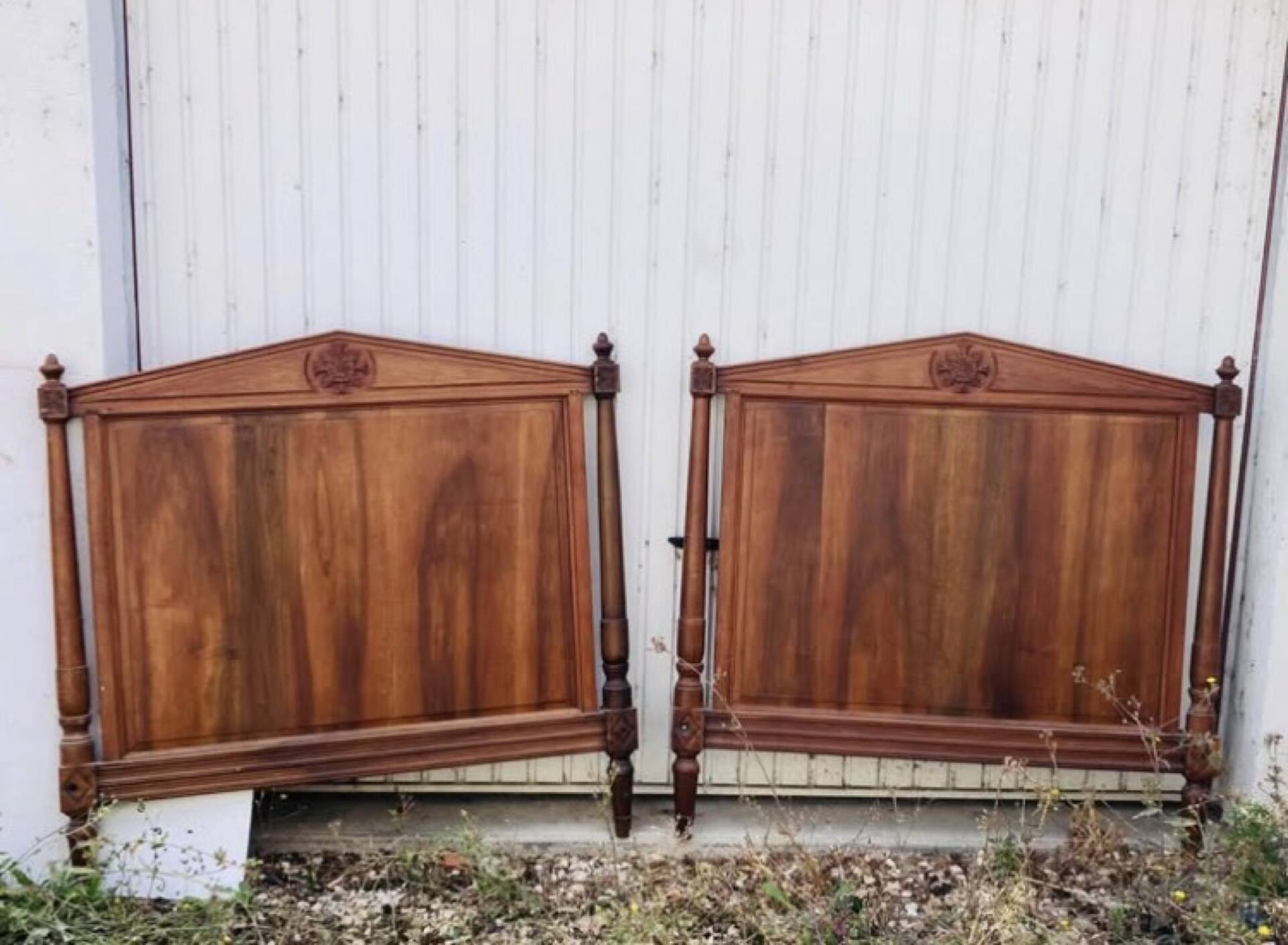 Lit Directoire époque XIXe à colonnes détachées, frontons et bobèches