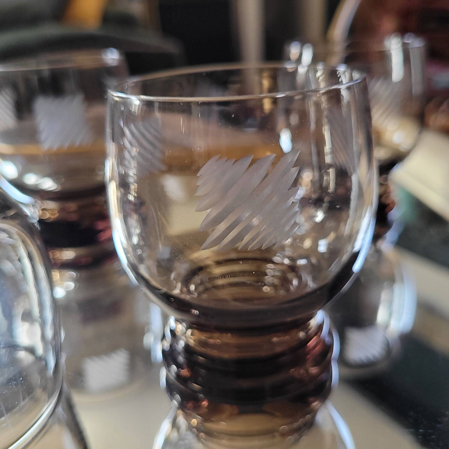 5 Engraved smoked glasses — 70s