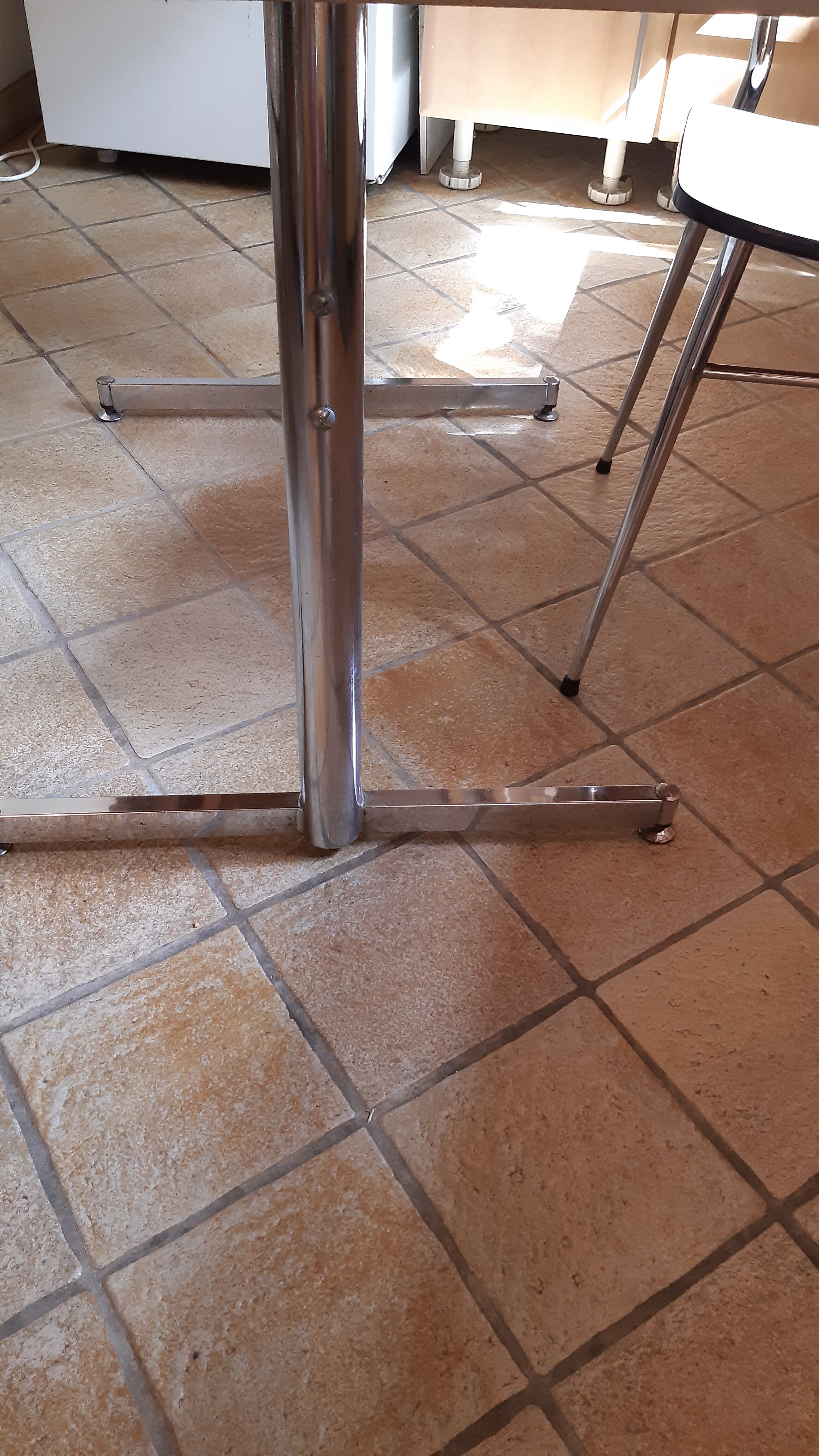 Kitchen table and 2 formica chairs