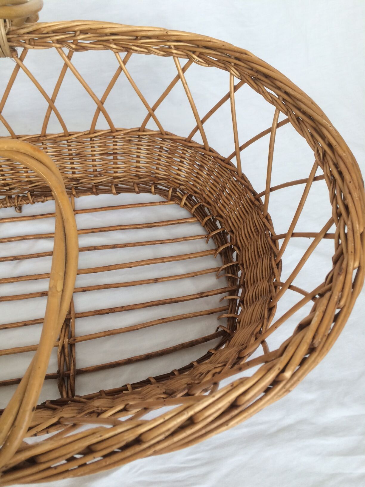 Bassinet in rattan, his mattress, pillow and bed linens