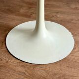 Table ronde blanche pied tulipe attribuée à Arkana