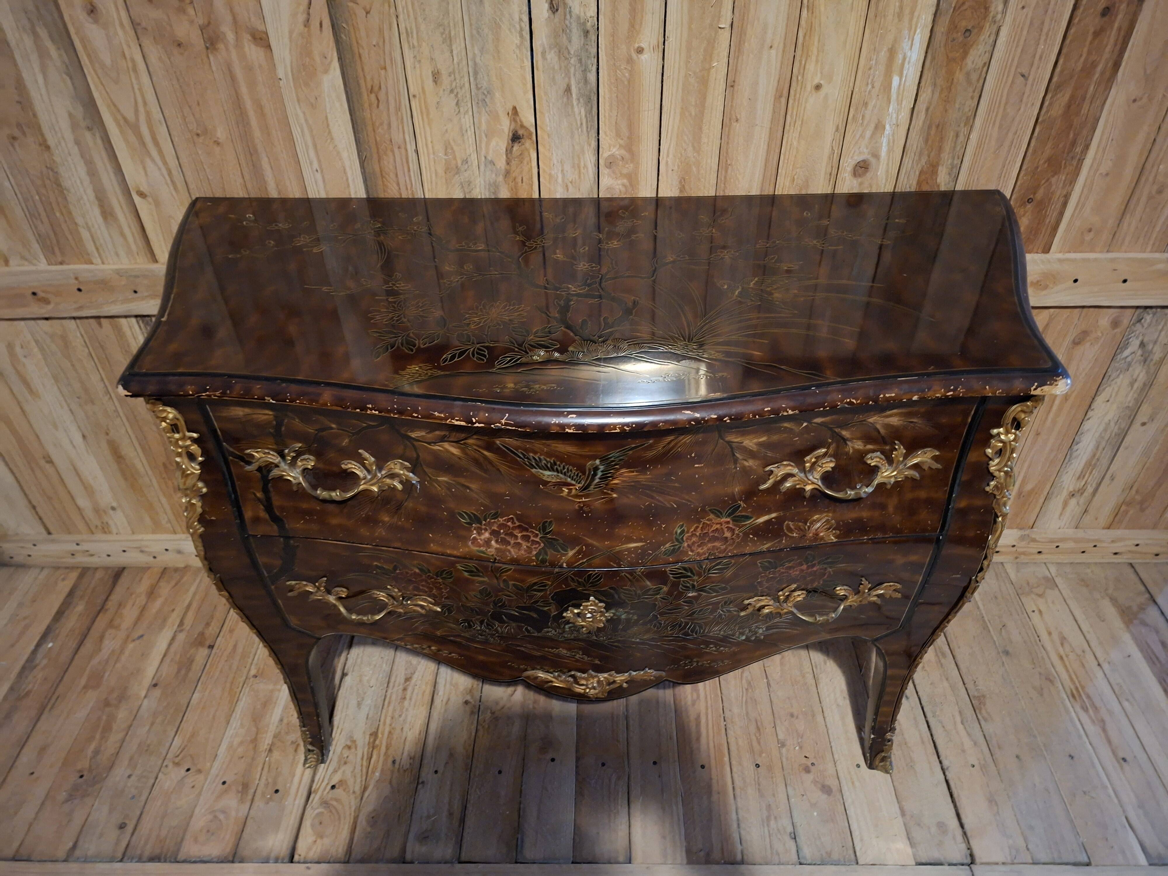 Commode sauteuse galbée en laque à décor Chinois époque début XXeme (om)