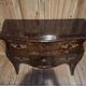 Commode sauteuse galbée en laque à décor Chinois époque début XXeme (om)